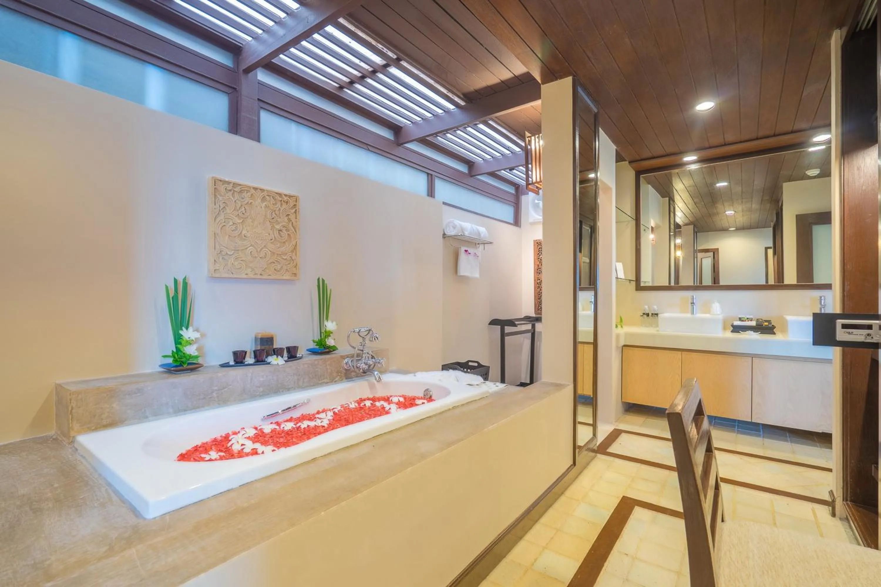 Bathroom, Bed in Impiana Beachfront Resort Chaweng Noi, Koh Samui