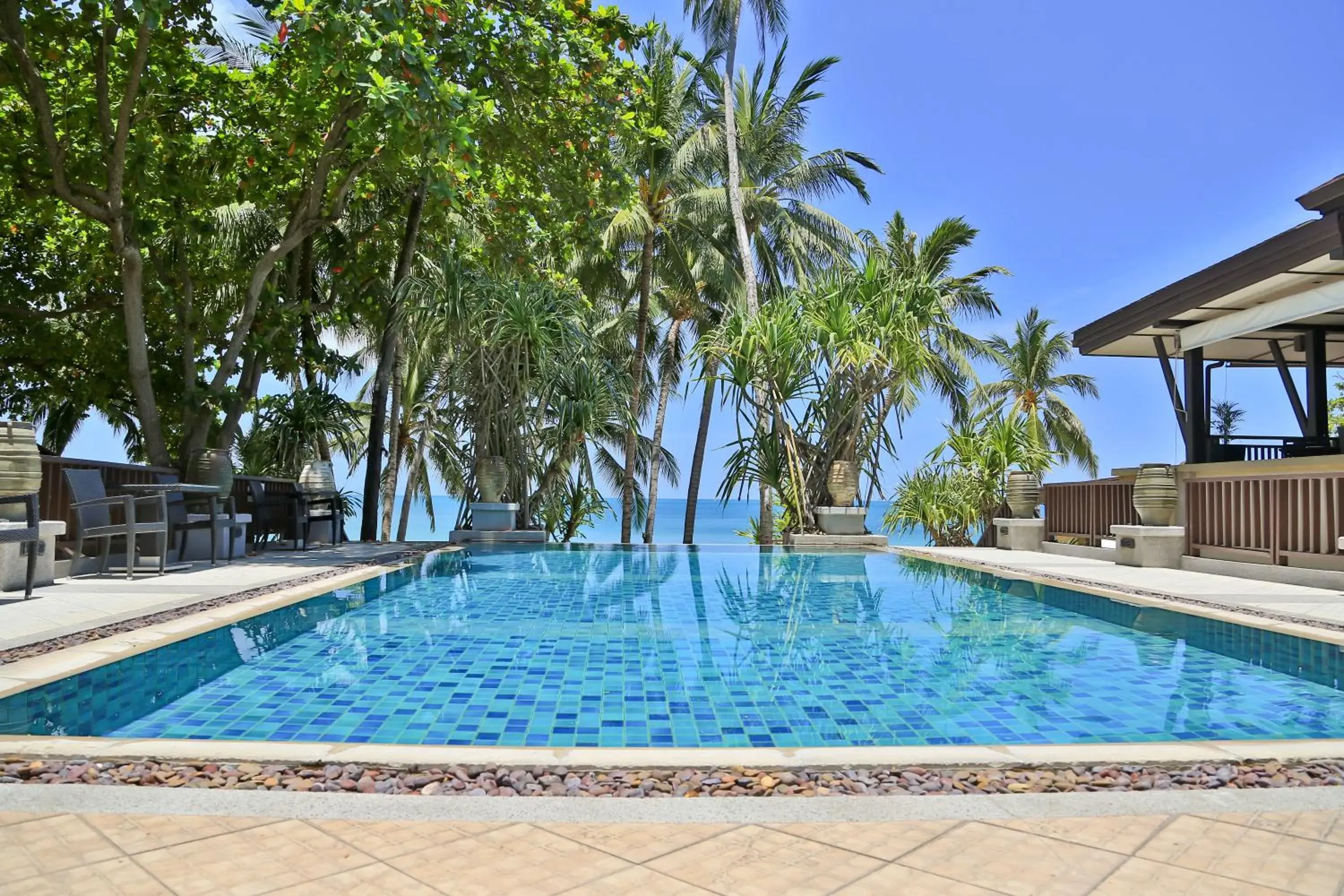 Swimming pool in Impiana Beachfront Resort Chaweng Noi, Koh Samui Swimming pool in Impiana Beachfront Resort Chaweng Noi, Koh Samui