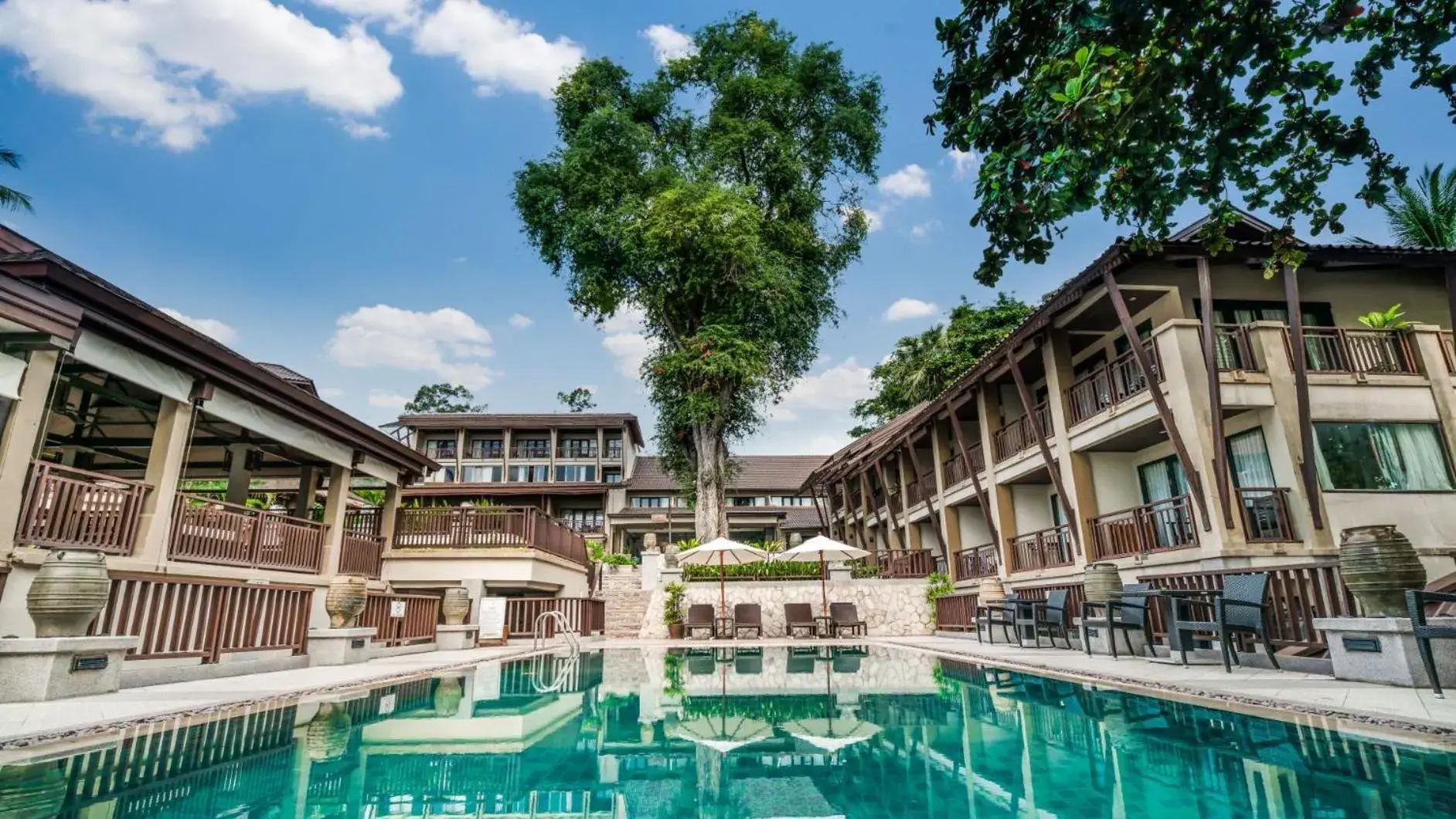 Swimming pool in Impiana Beachfront Resort Chaweng Noi, Koh Samui Swimming pool in Impiana Beachfront Resort Chaweng Noi, Koh Samui