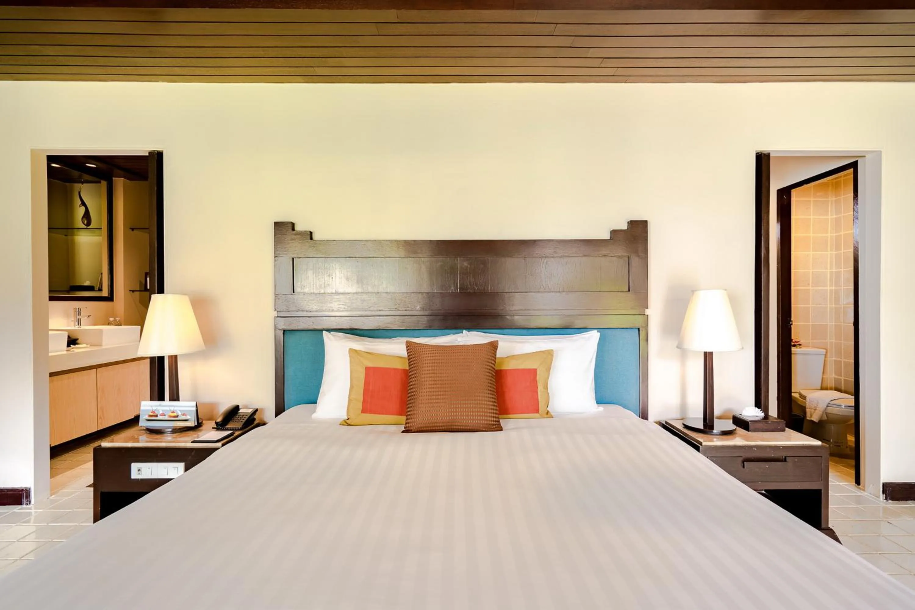 Bed in Impiana Beachfront Resort Chaweng Noi, Koh Samui