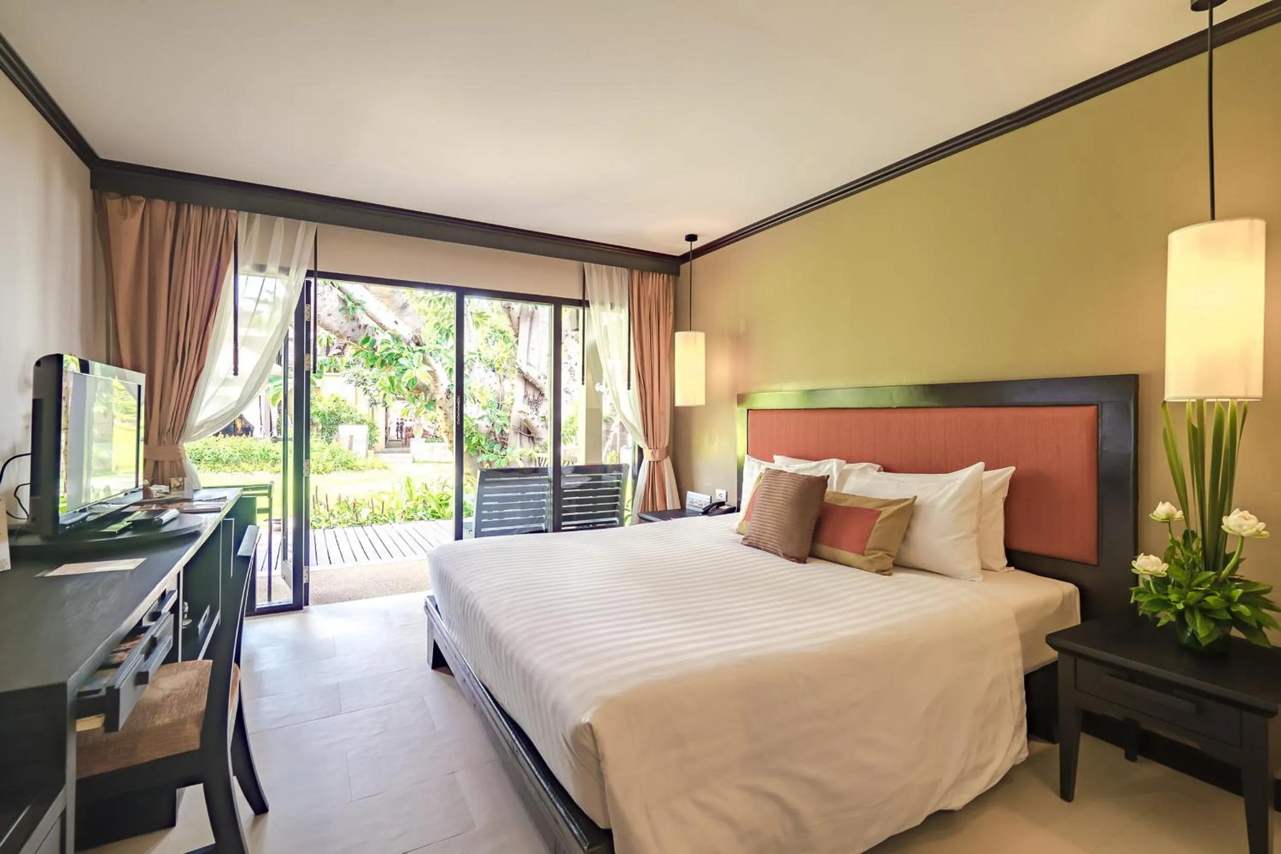 Bed in Impiana Beachfront Resort Chaweng Noi, Koh Samui