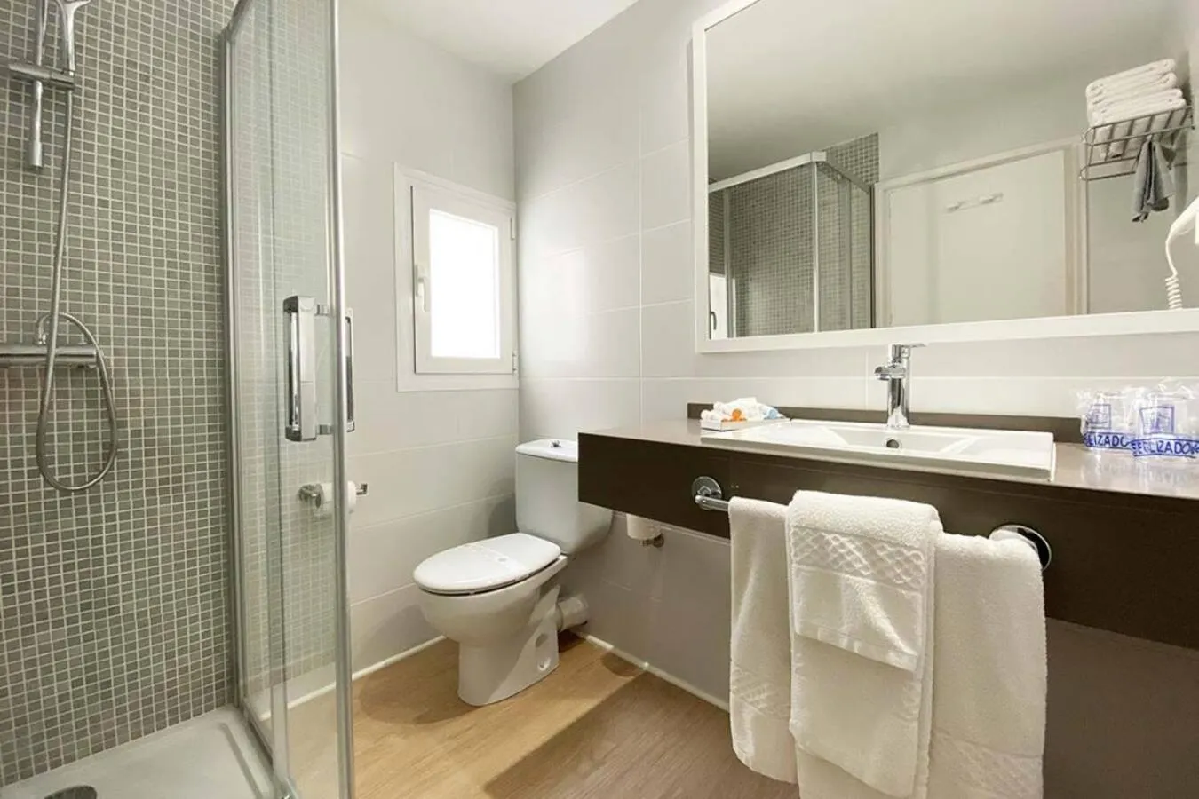 Shower in Hotel Cenit & Apts Sol y Viento