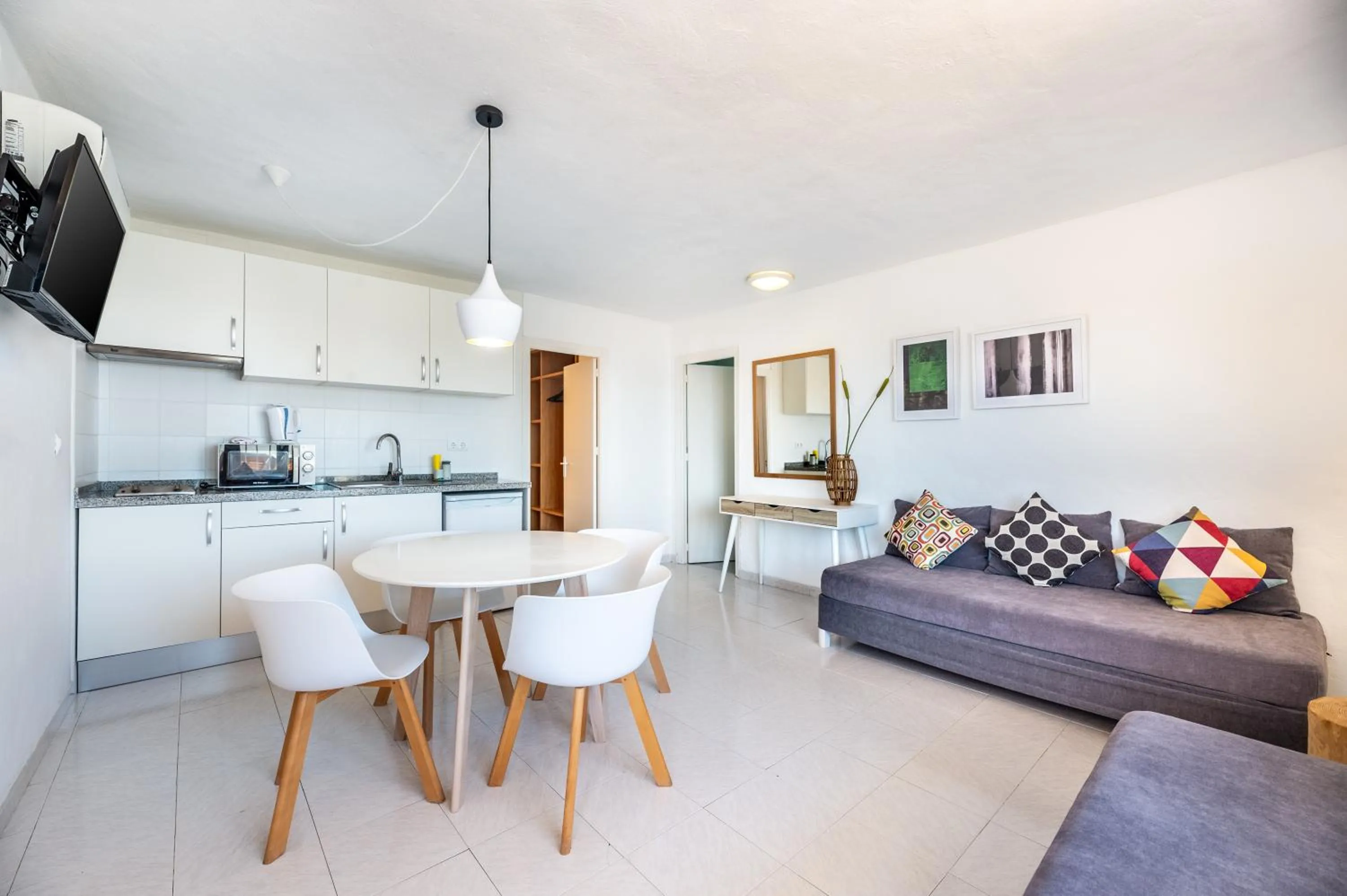 TV and multimedia in Hotel Cenit & Apts Sol y Viento