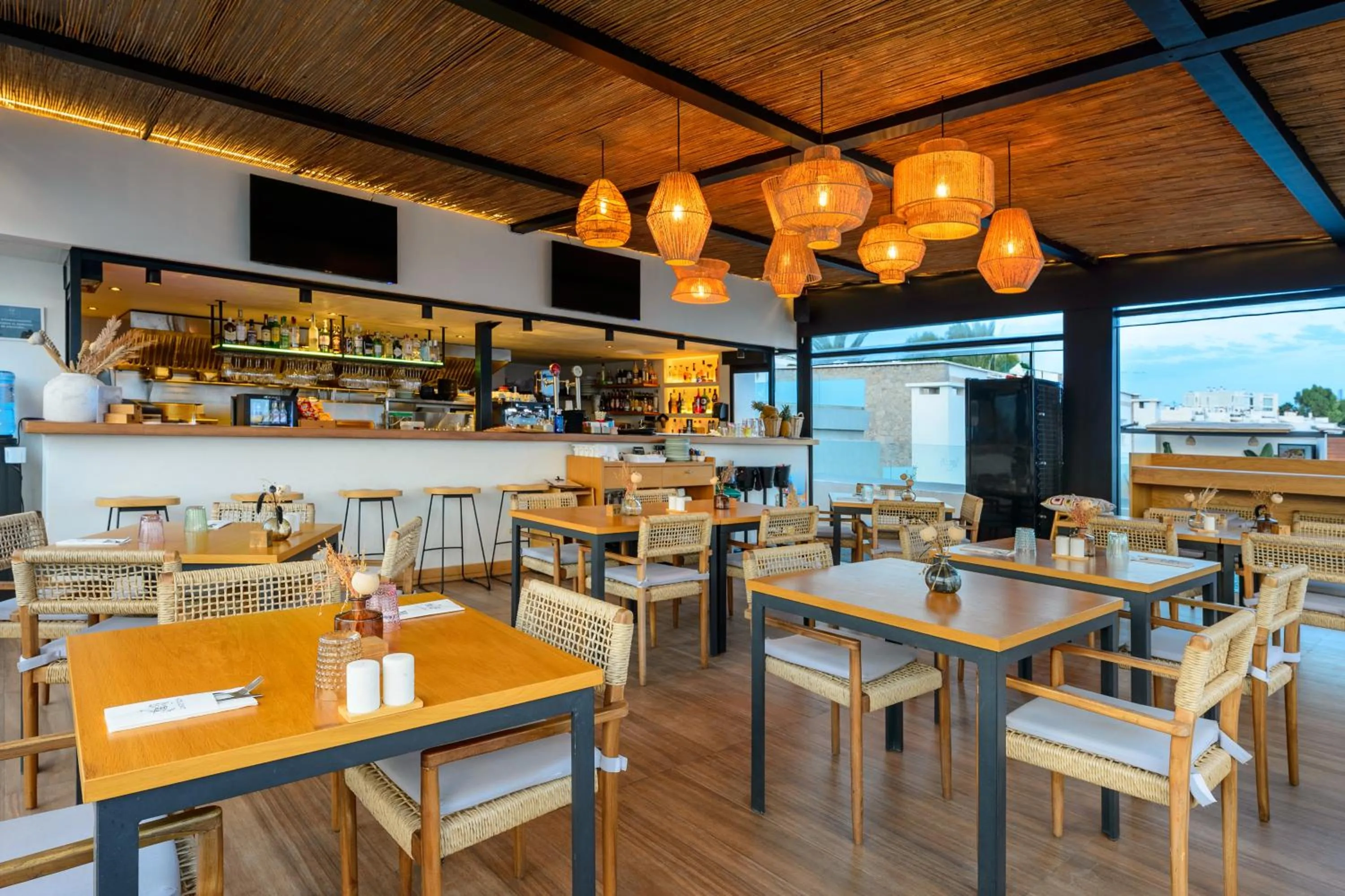 Restaurant/places to eat in Hotel Cenit & Apts Sol y Viento