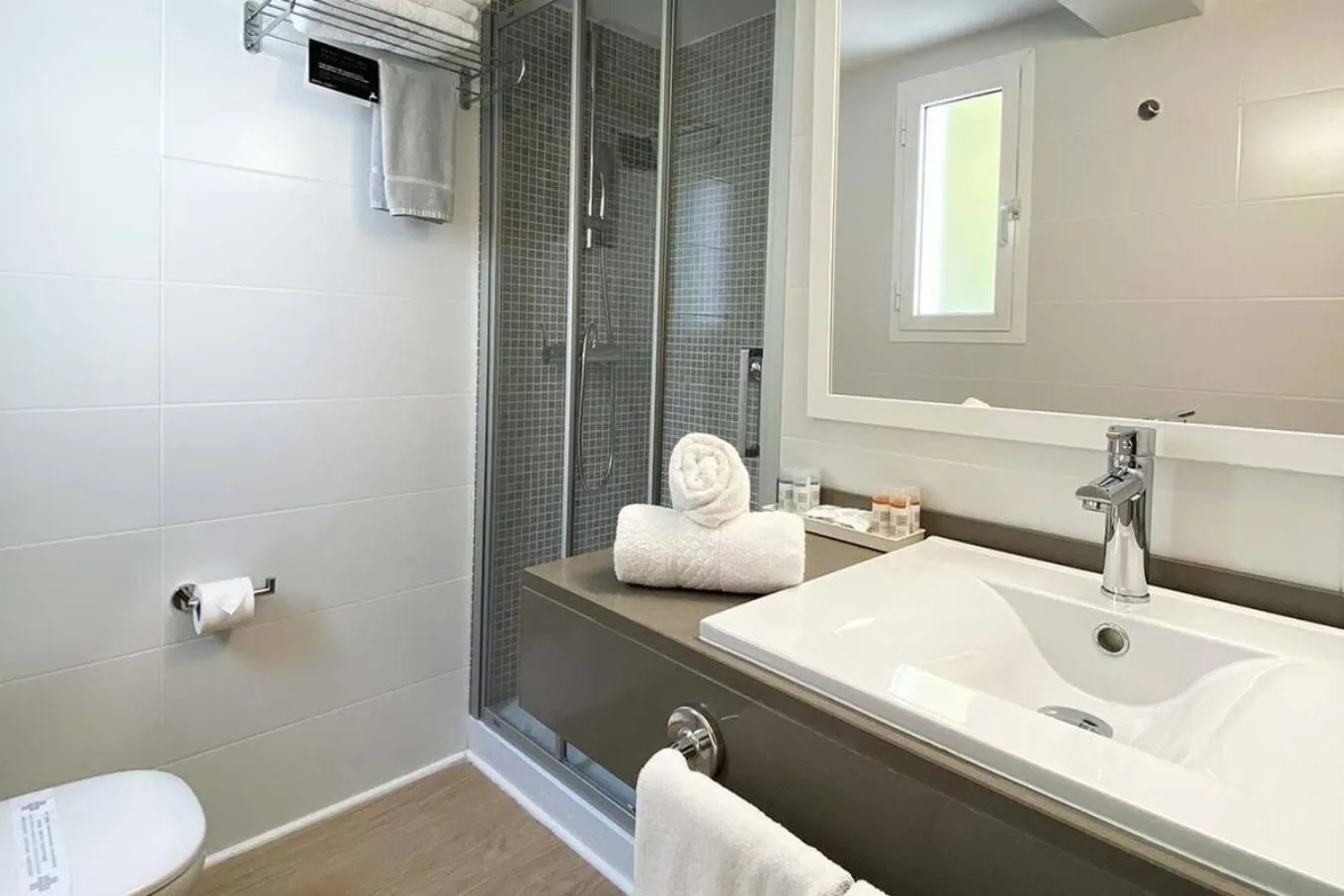 Shower in Hotel Cenit & Apts Sol y Viento