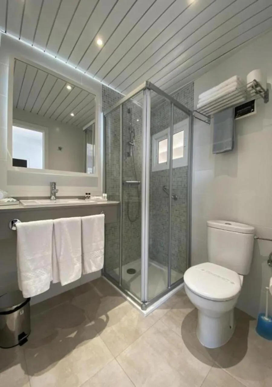 Shower in Hotel Cenit & Apts Sol y Viento