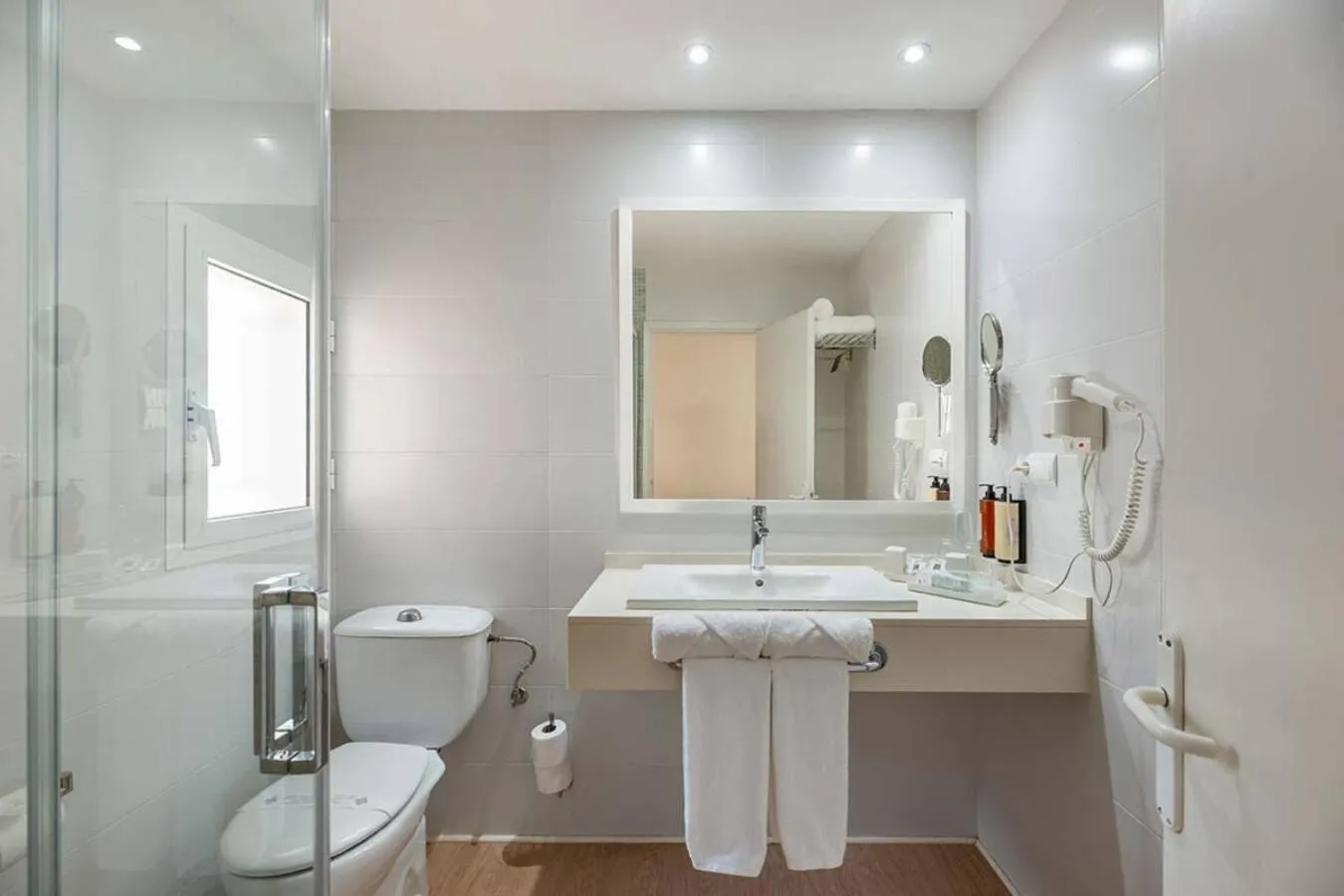 Shower in Hotel Cenit & Apts Sol y Viento