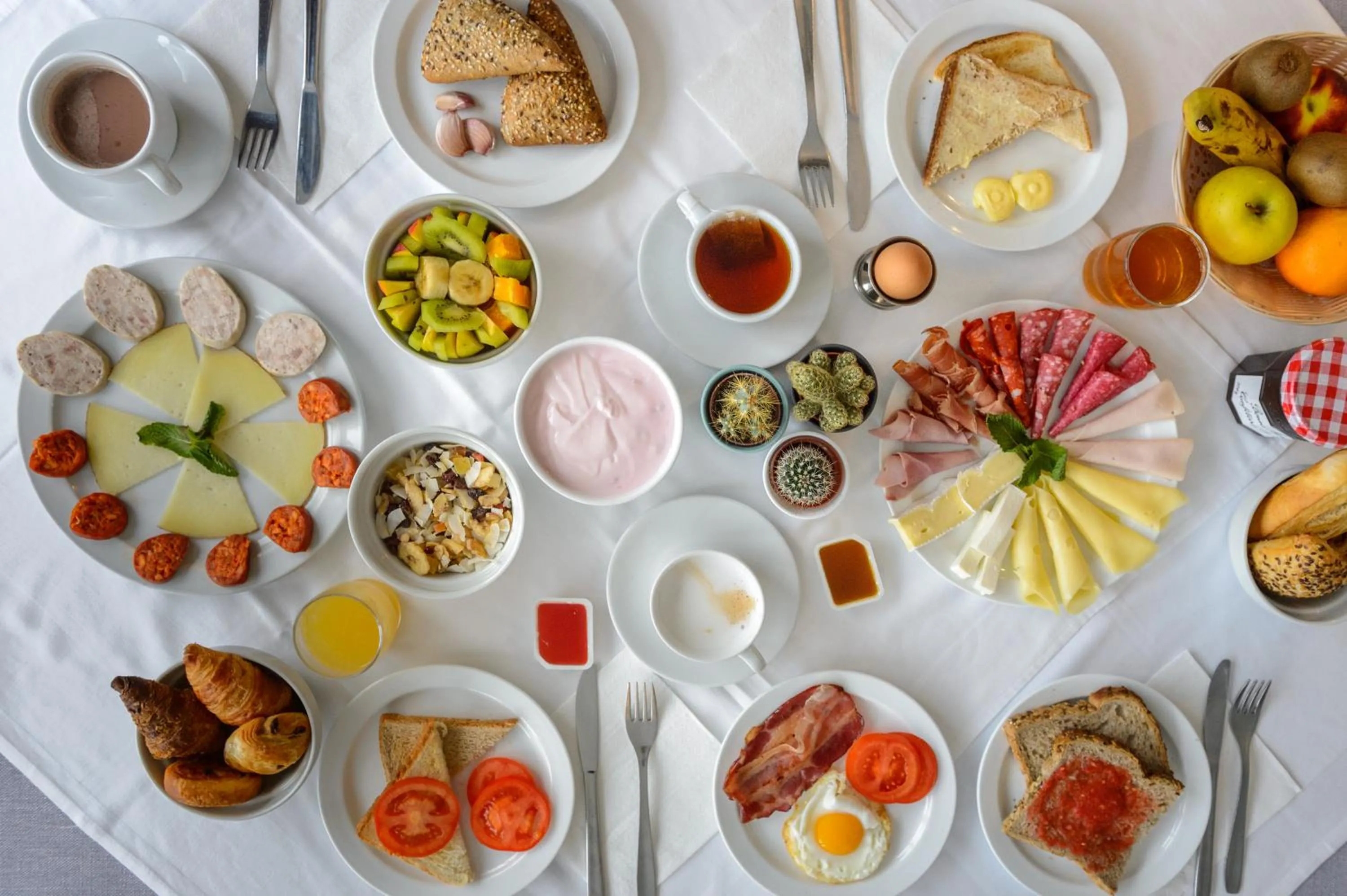 Food and drinks in Hotel Cenit & Apts Sol y Viento