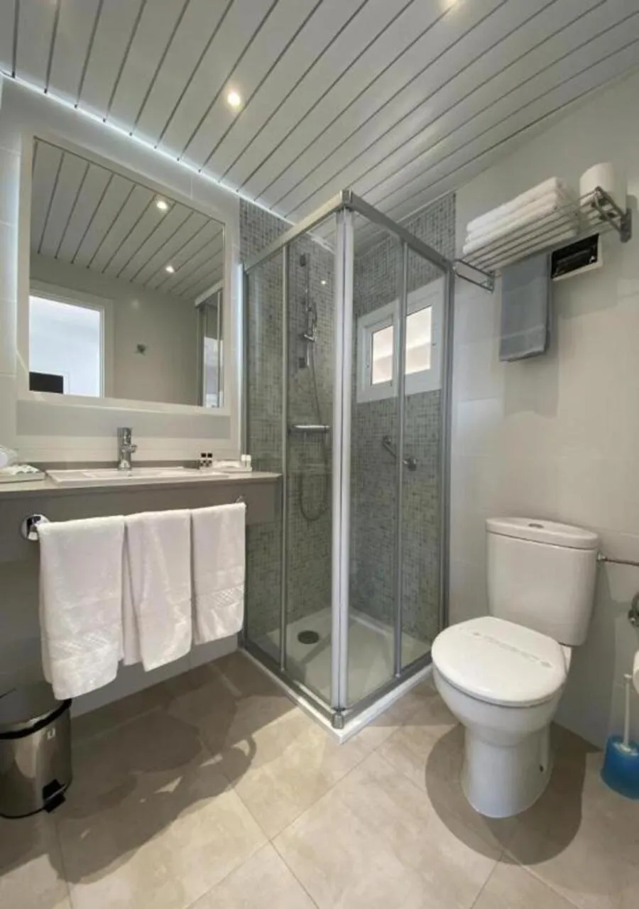 Shower in Hotel Cenit & Apts Sol y Viento