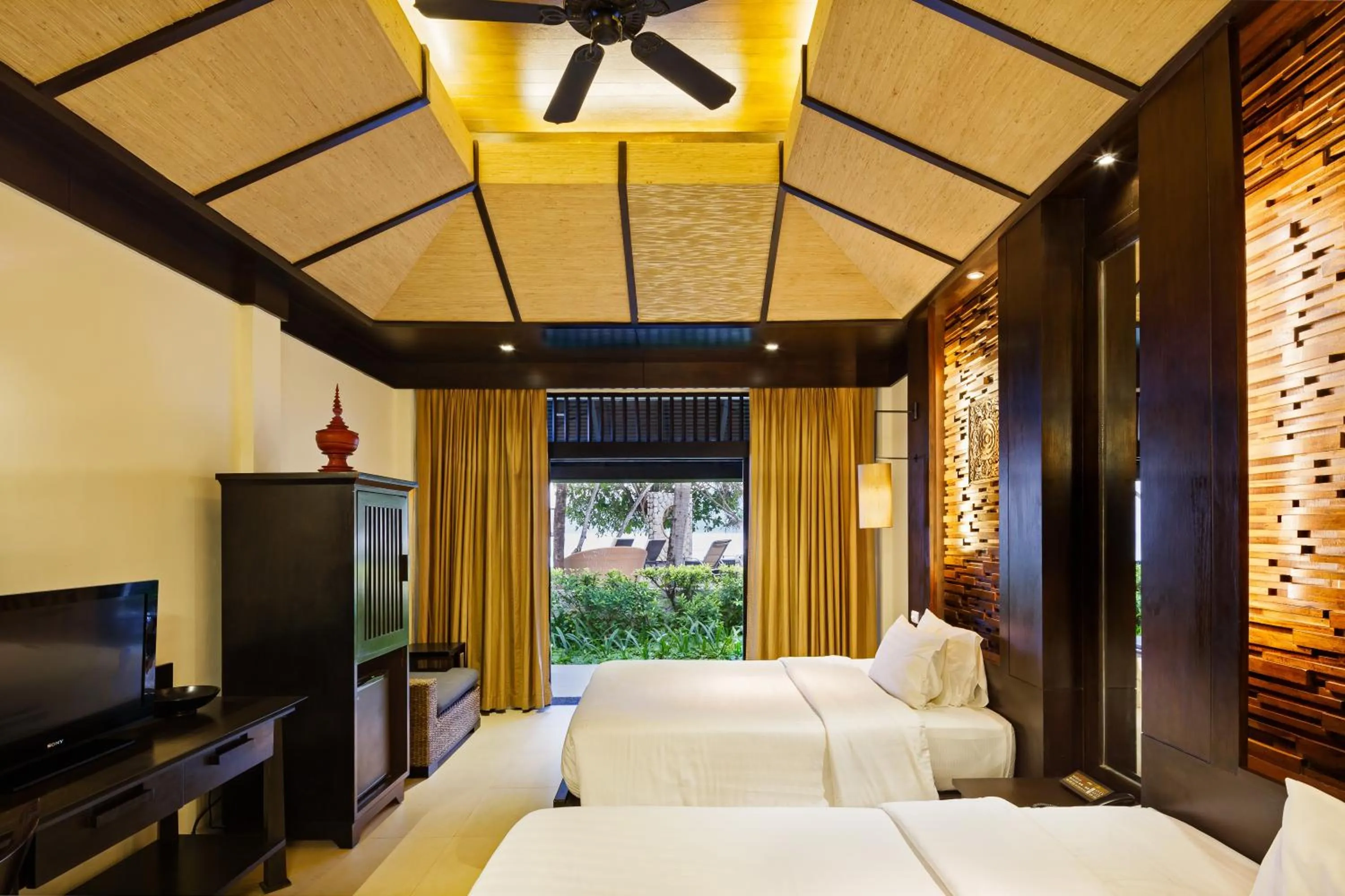 Bedroom, Bed in Impiana Beachfront Resort Patong, Phuket