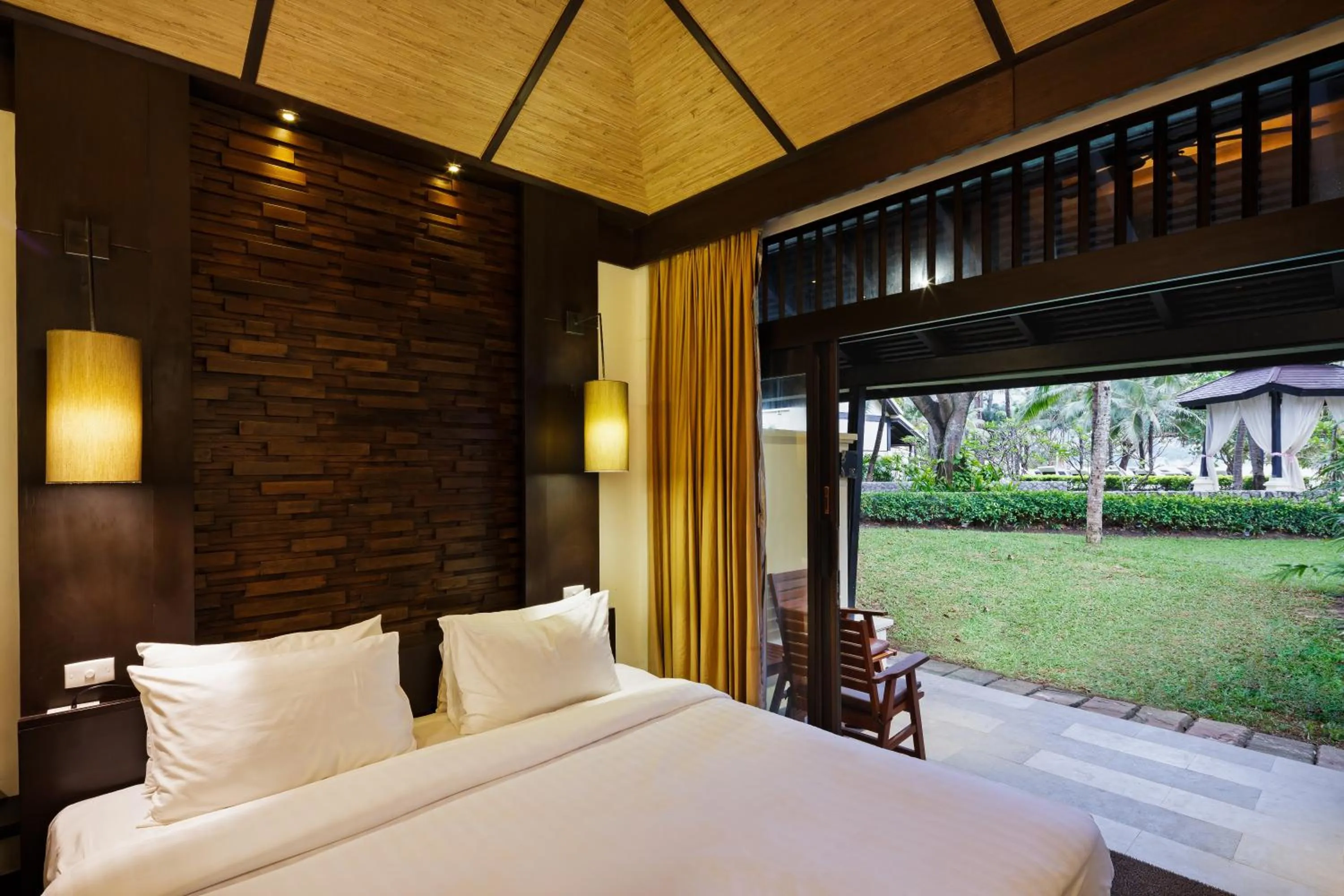 Bedroom, Bed in Impiana Beachfront Resort Patong, Phuket