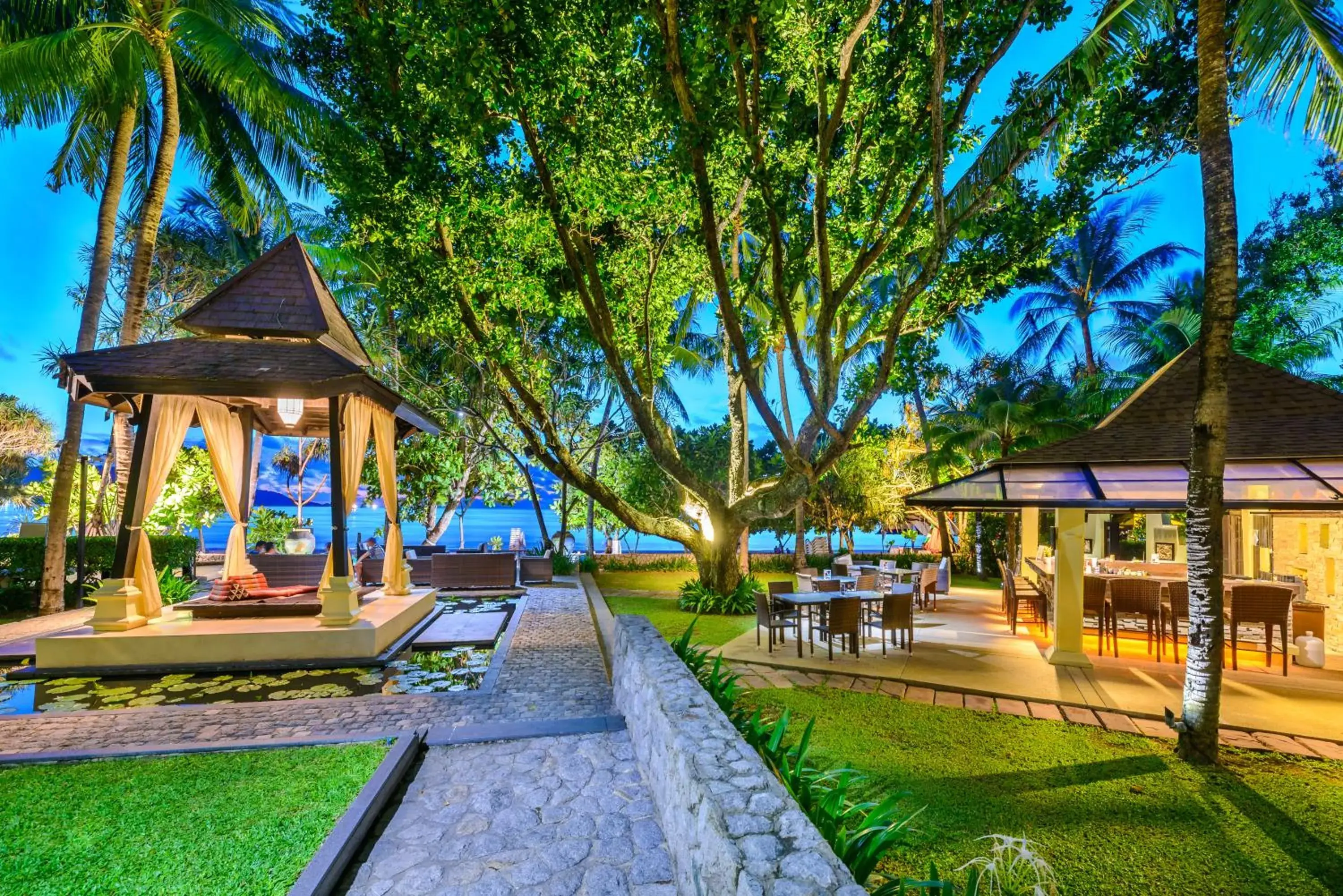 Lounge or bar in Impiana Beachfront Resort Patong, Phuket Lounge or bar in Impiana Beachfront Resort Patong, Phuket