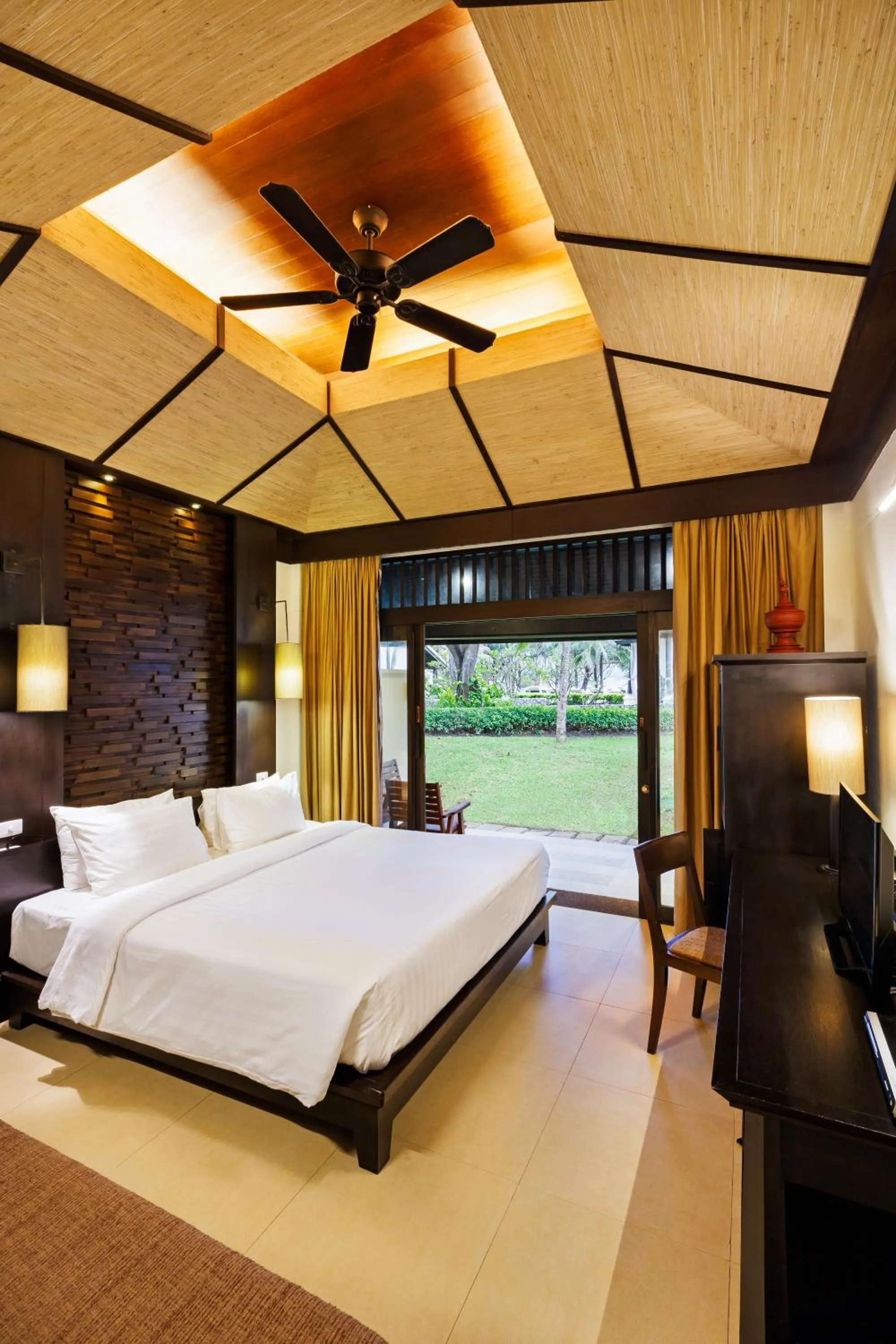 Bedroom, Bed in Impiana Beachfront Resort Patong, Phuket