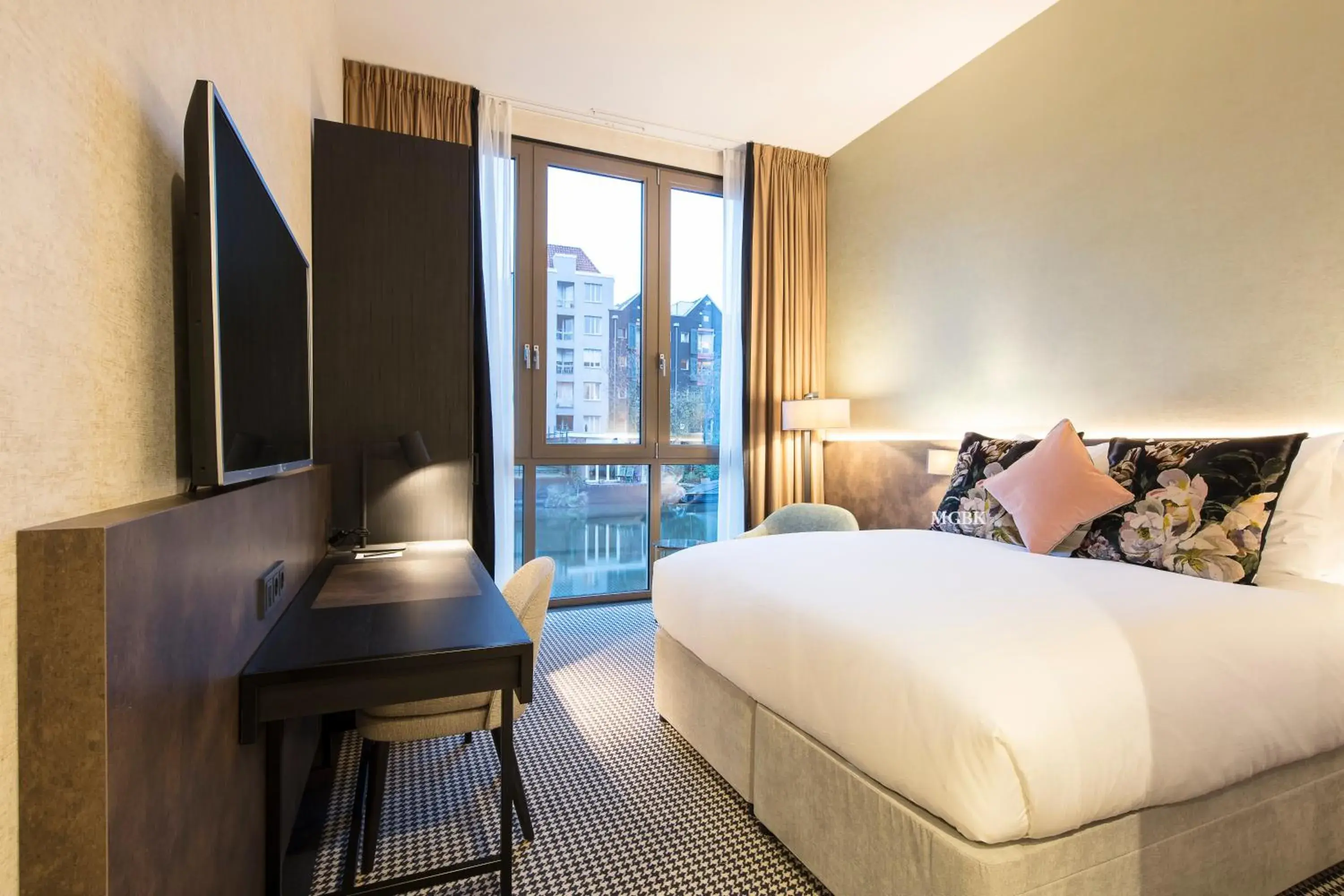 Double Room with Canal View - Disability Access in Monet Garden Hotel Amsterdam Double Room with Canal View - Disability Access in Monet Garden Hotel Amsterdam