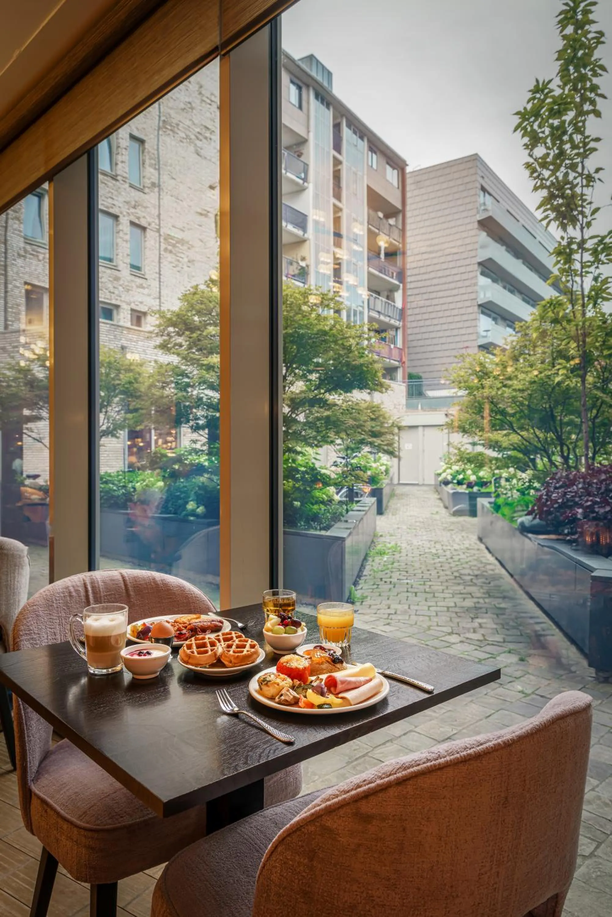 Breakfast in Monet Garden Hotel Amsterdam