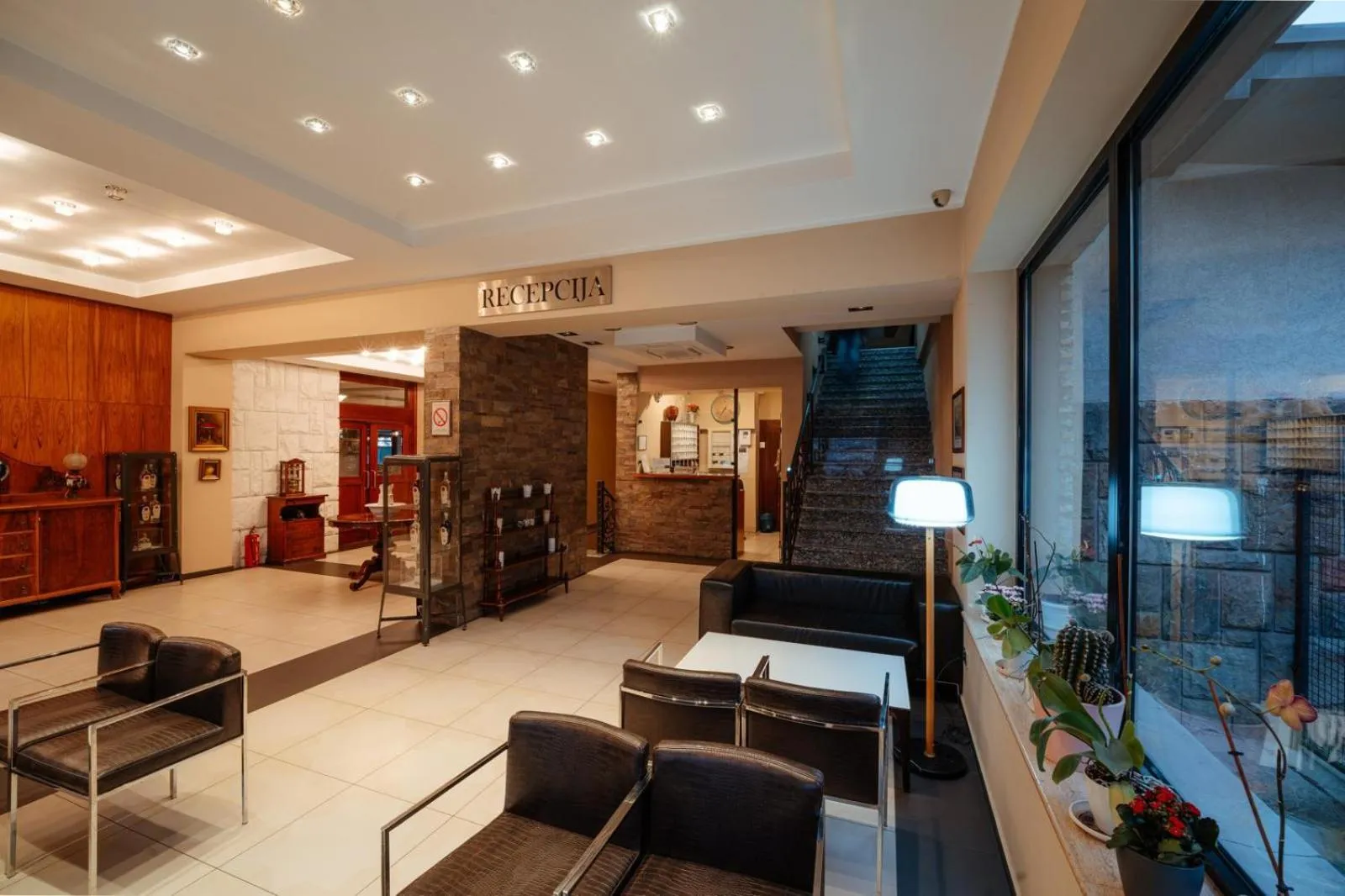 Lobby or reception in Hotel 1000 Ruza