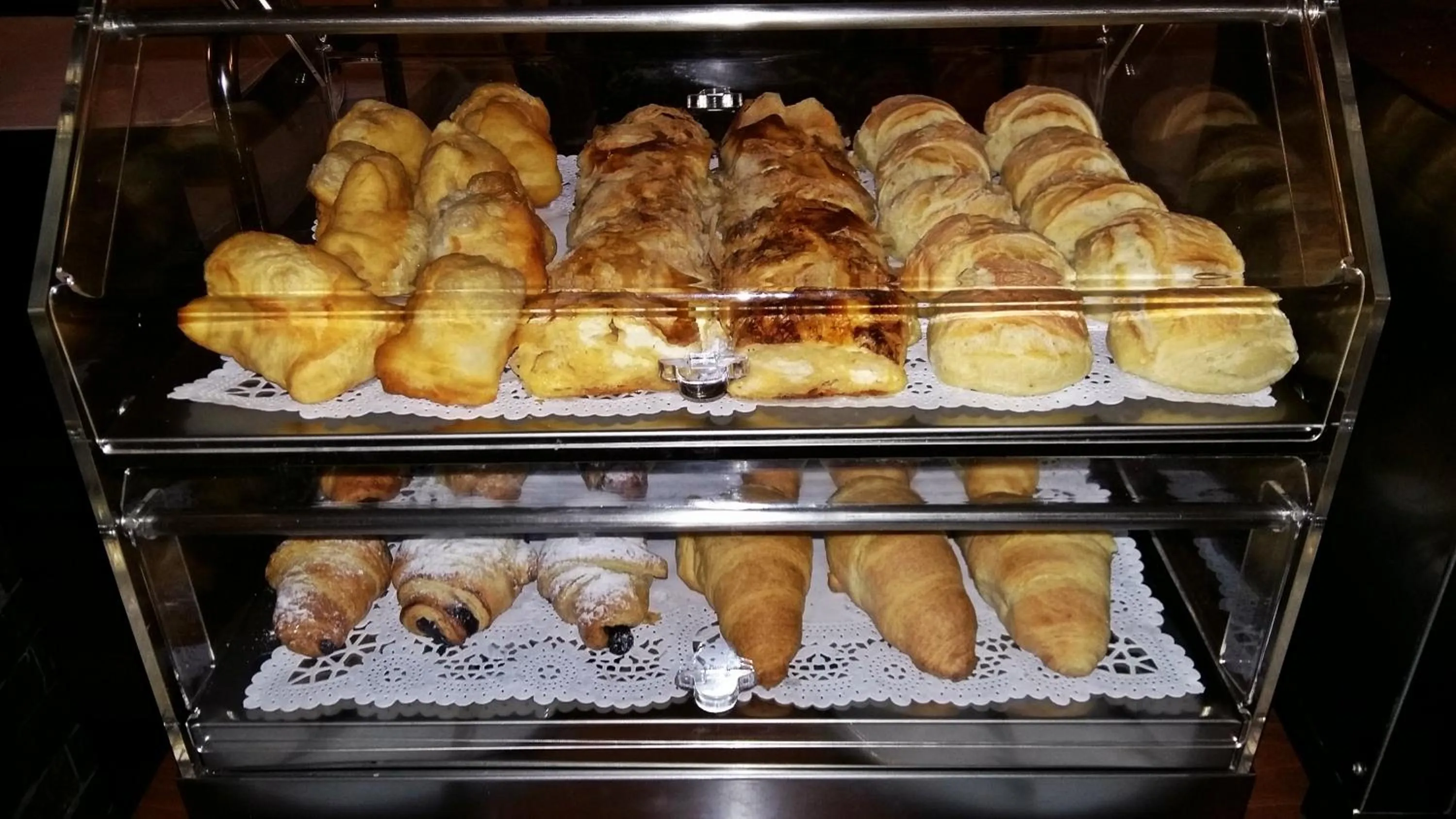 Restaurant/places to eat in Hotel 1000 Ruza