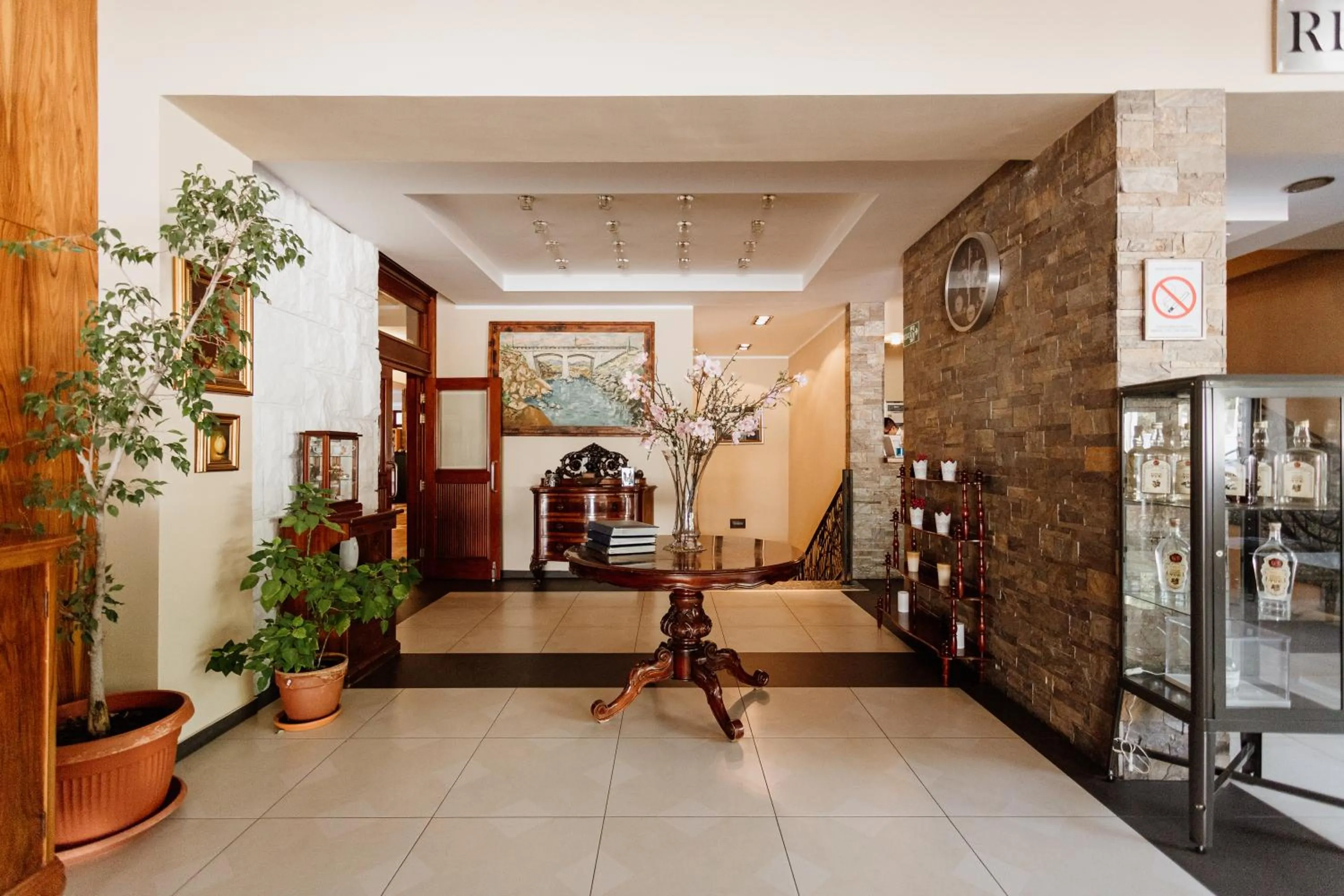 Lobby or reception in Hotel 1000 Ruza