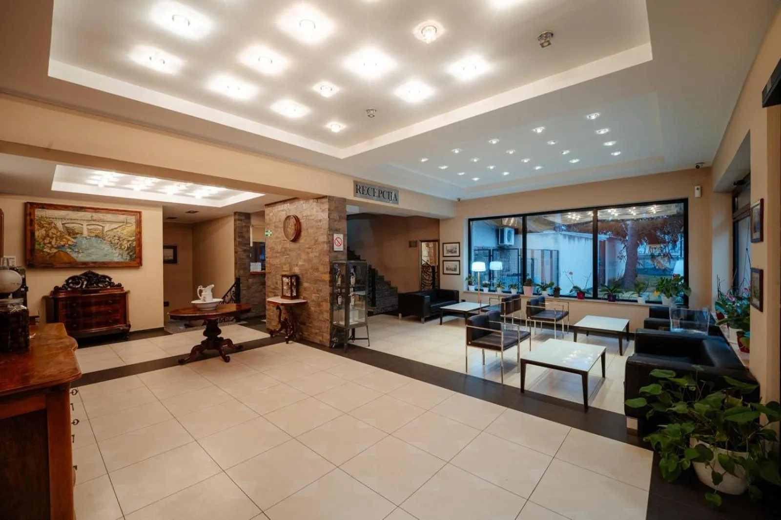 Lobby or reception in Hotel 1000 Ruza