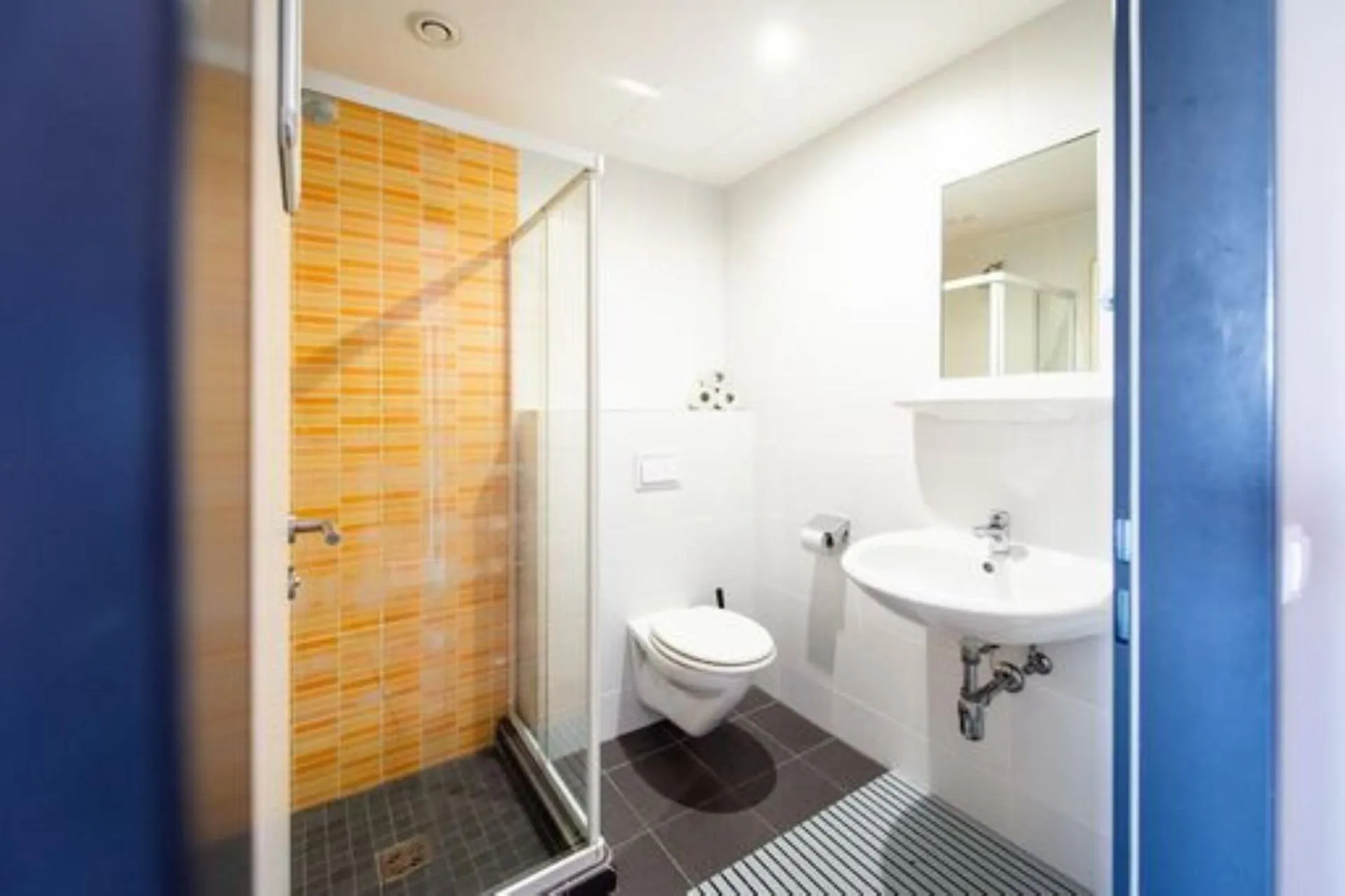 Bathroom in Wombat's City Hostel Vienna Naschmarkt