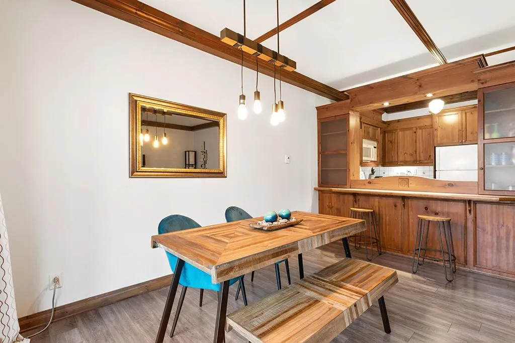 Dining area in Le Manoir 106-7 by Escapades Tremblant