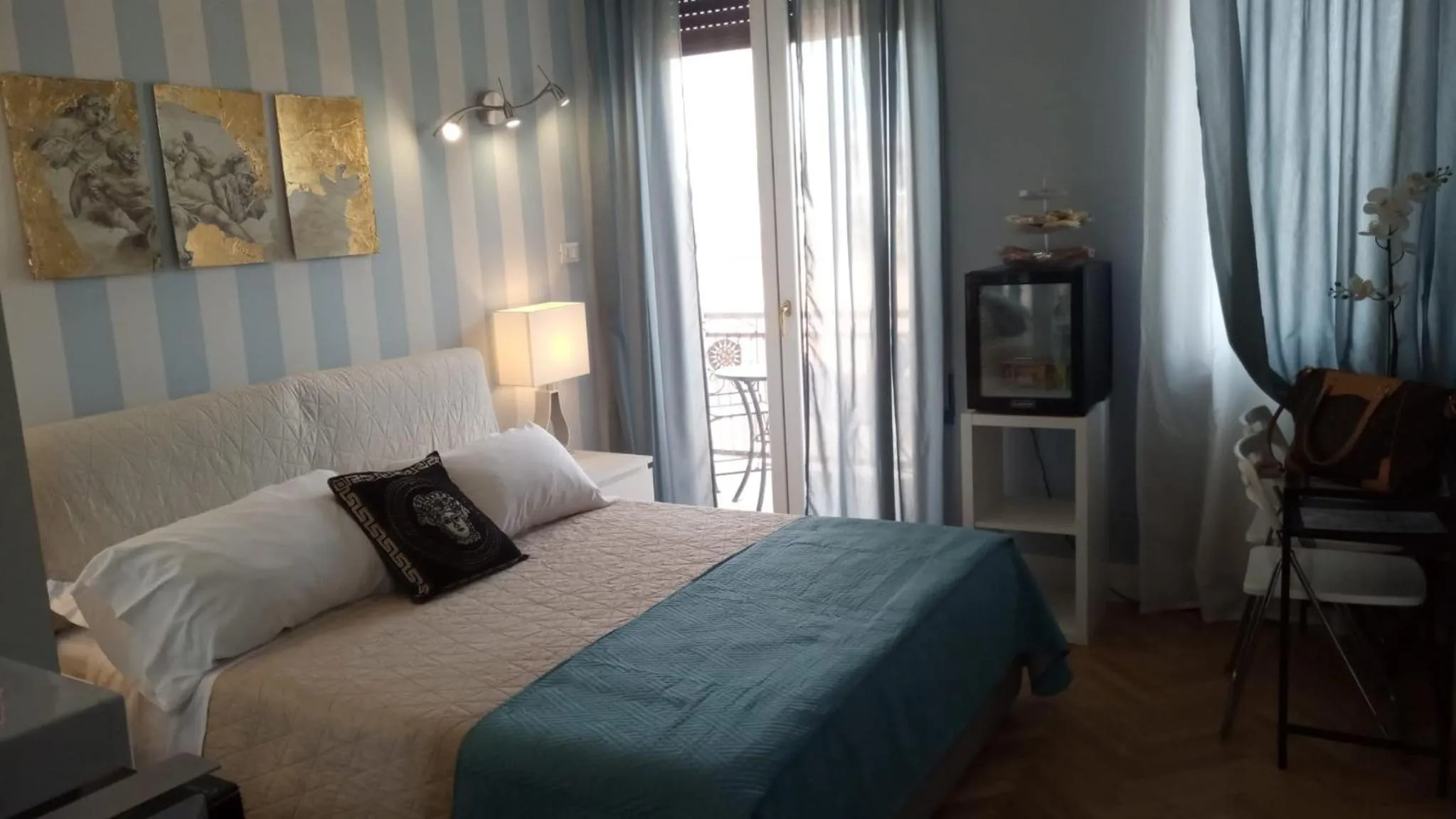 Photo of the whole room, Bed in B&B Pescara Centro Luxury Suite