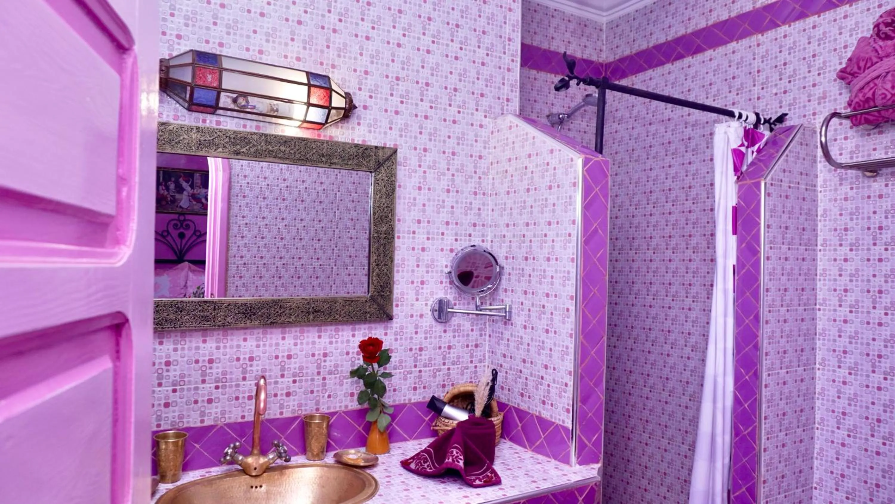 Shower in Riad bleu du Sud