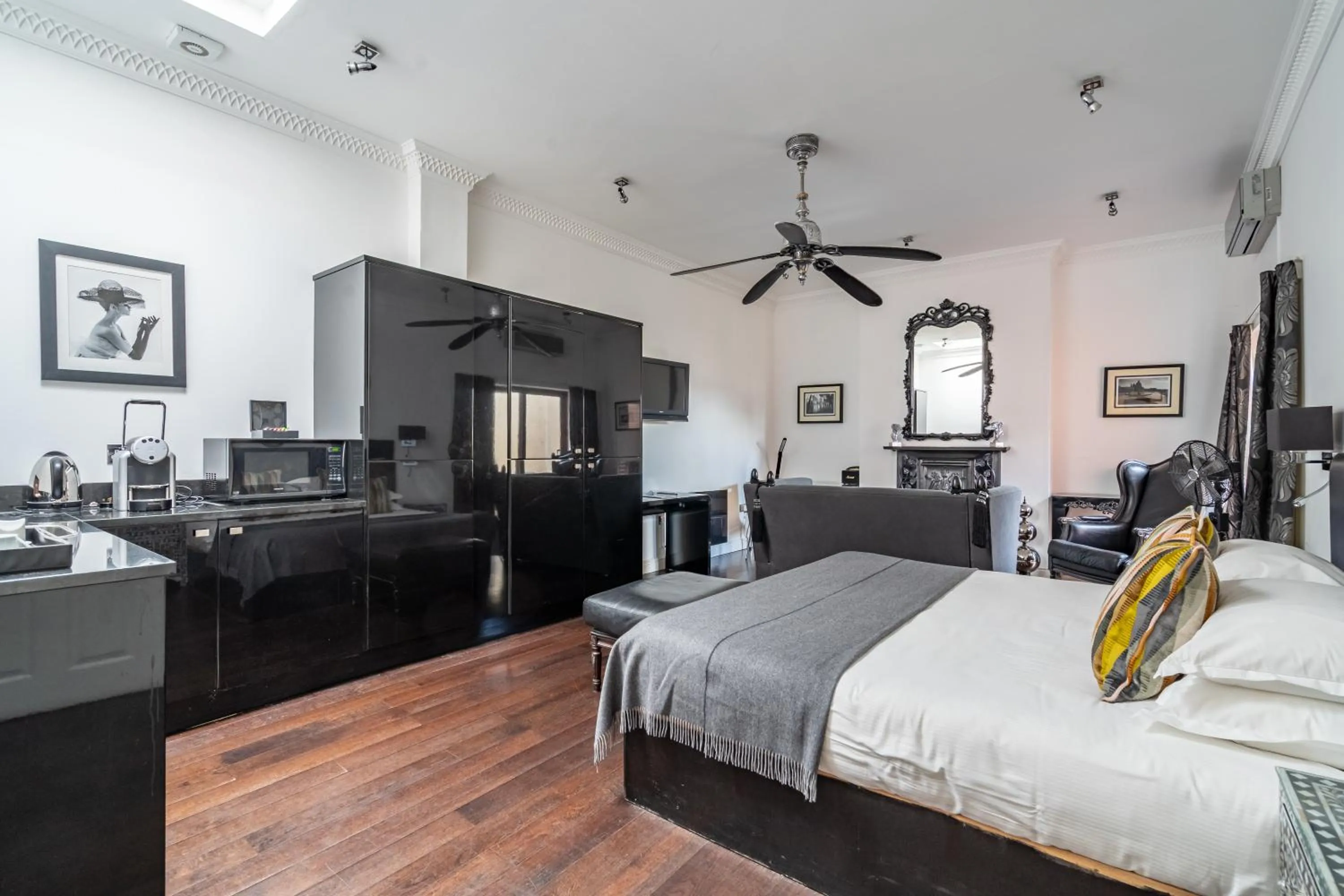 Kitchen or kitchenette, Bed in Strozzi Palace Suites by Mansley