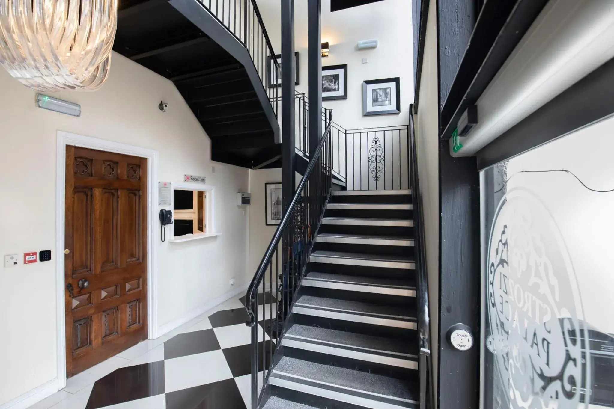 Lobby or reception in Strozzi Palace Suites by Mansley Lobby or reception in Strozzi Palace Suites by Mansley