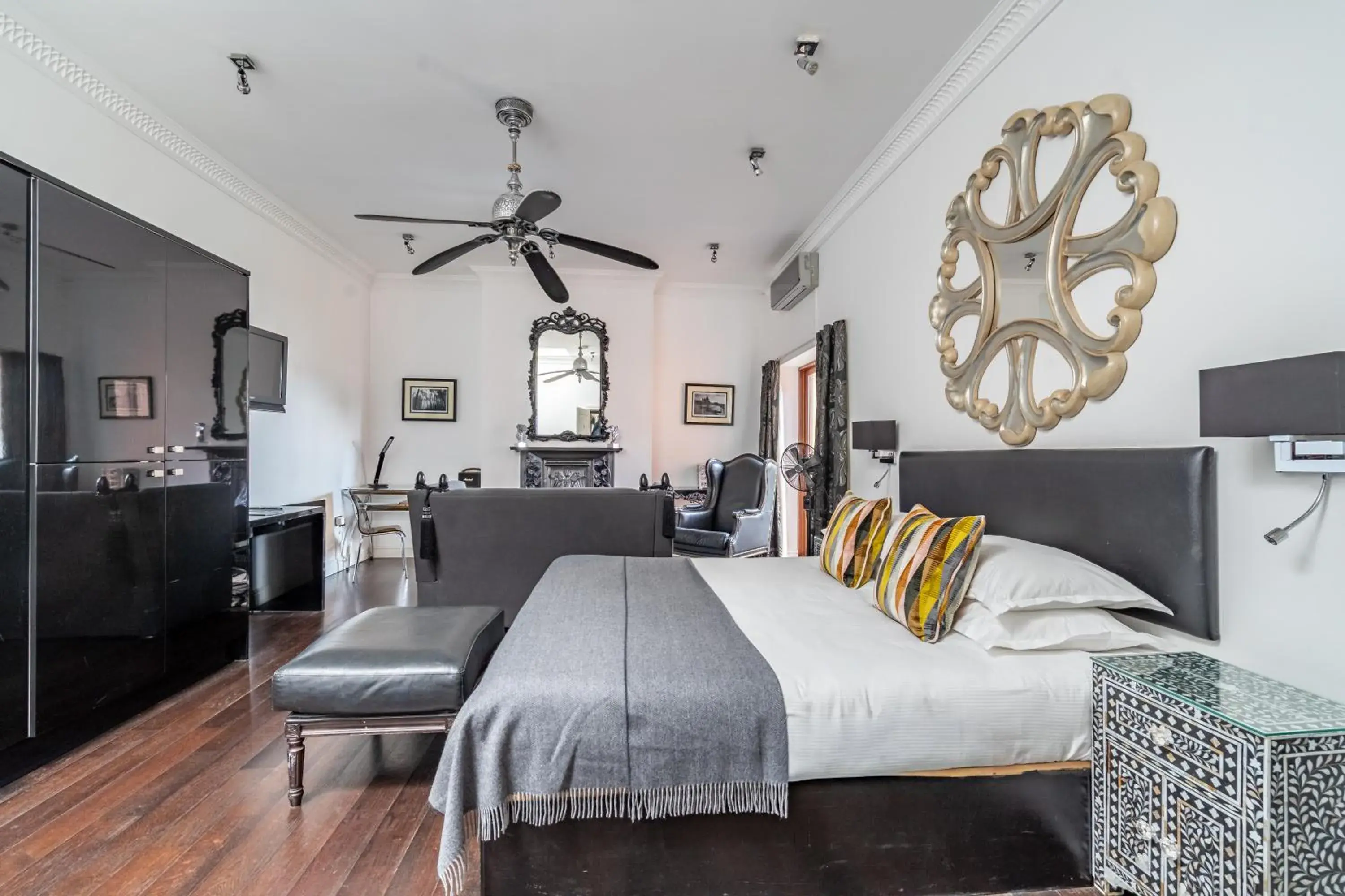 Kitchen or kitchenette, Bed in Strozzi Palace Suites by Mansley Kitchen or kitchenette, Bed in Strozzi Palace Suites by Mansley