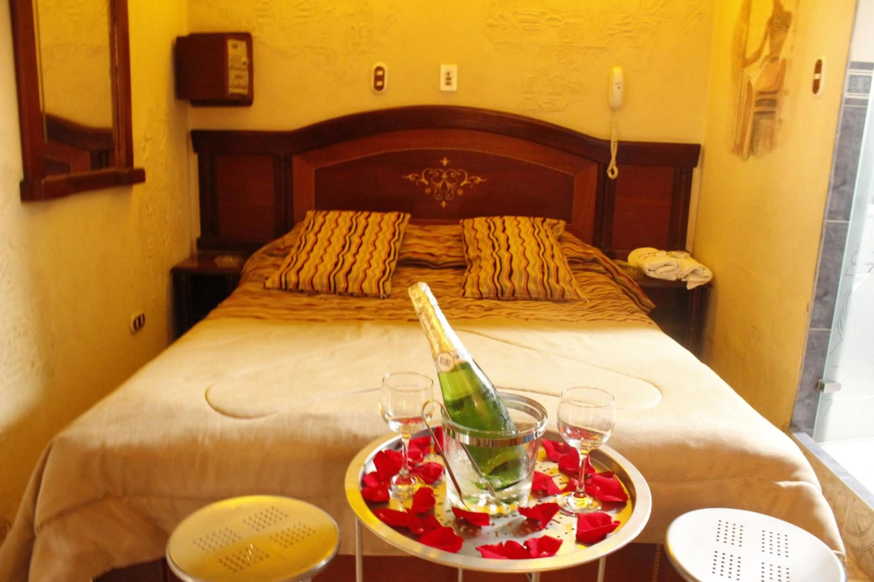 Bed in Motel Piramides De Cristal