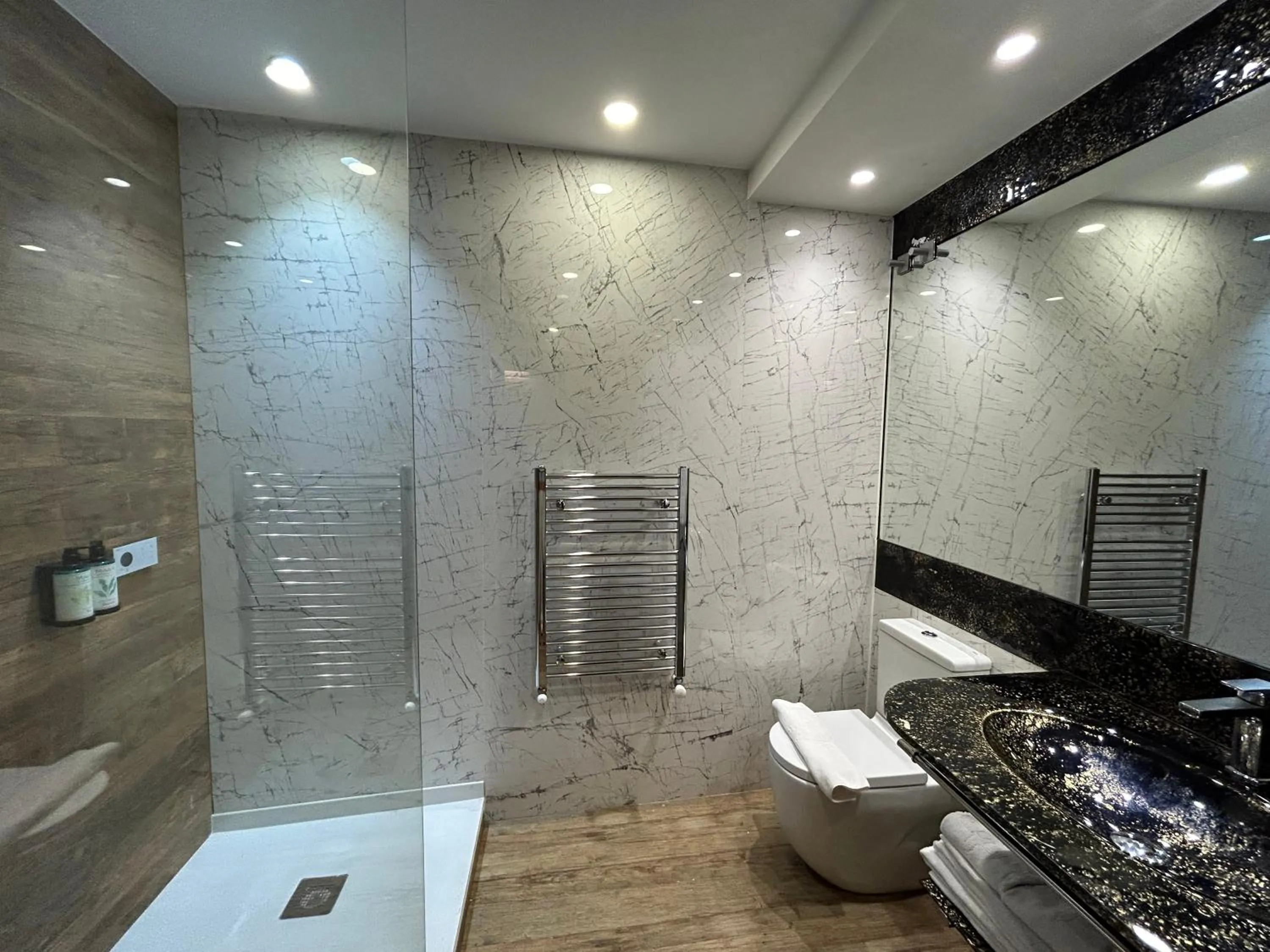 Bathroom in Hotel Històric