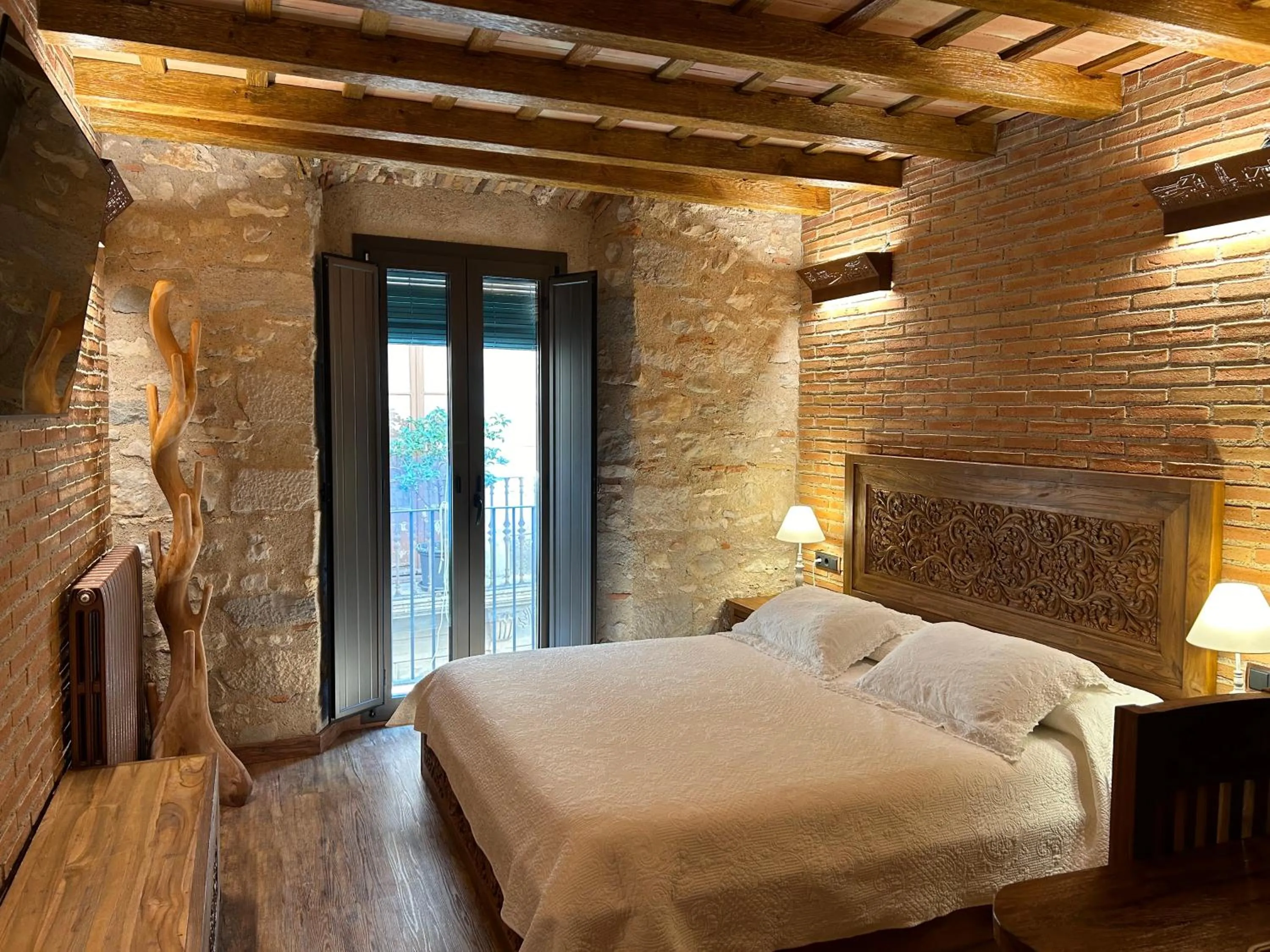 Photo of the whole room, Bed in Hotel Històric
