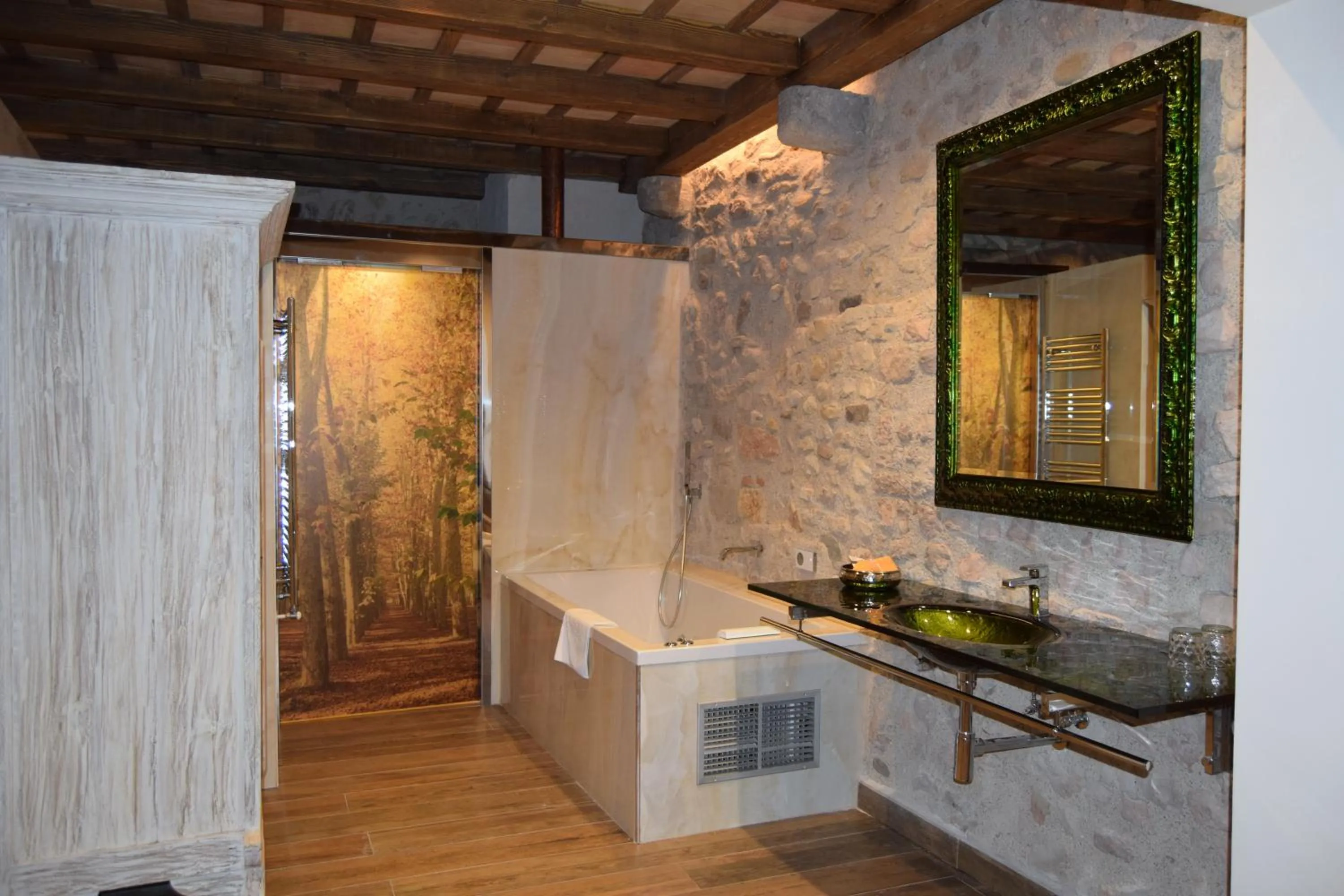 Bathroom in Hotel Històric