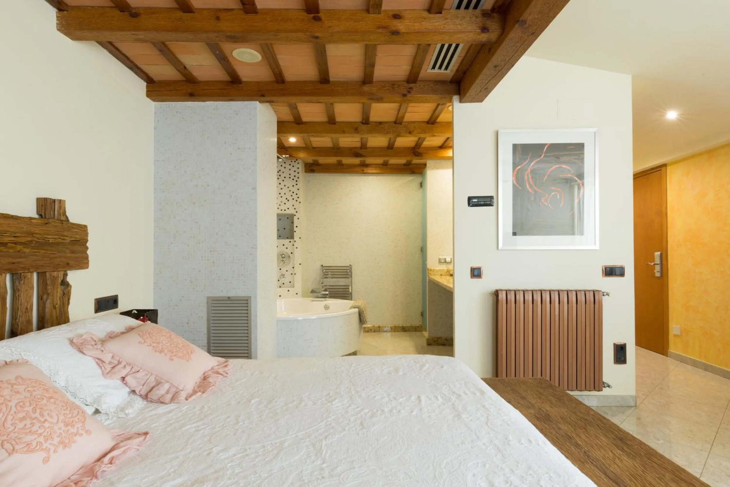 Photo of the whole room, Bed in Hotel Històric
