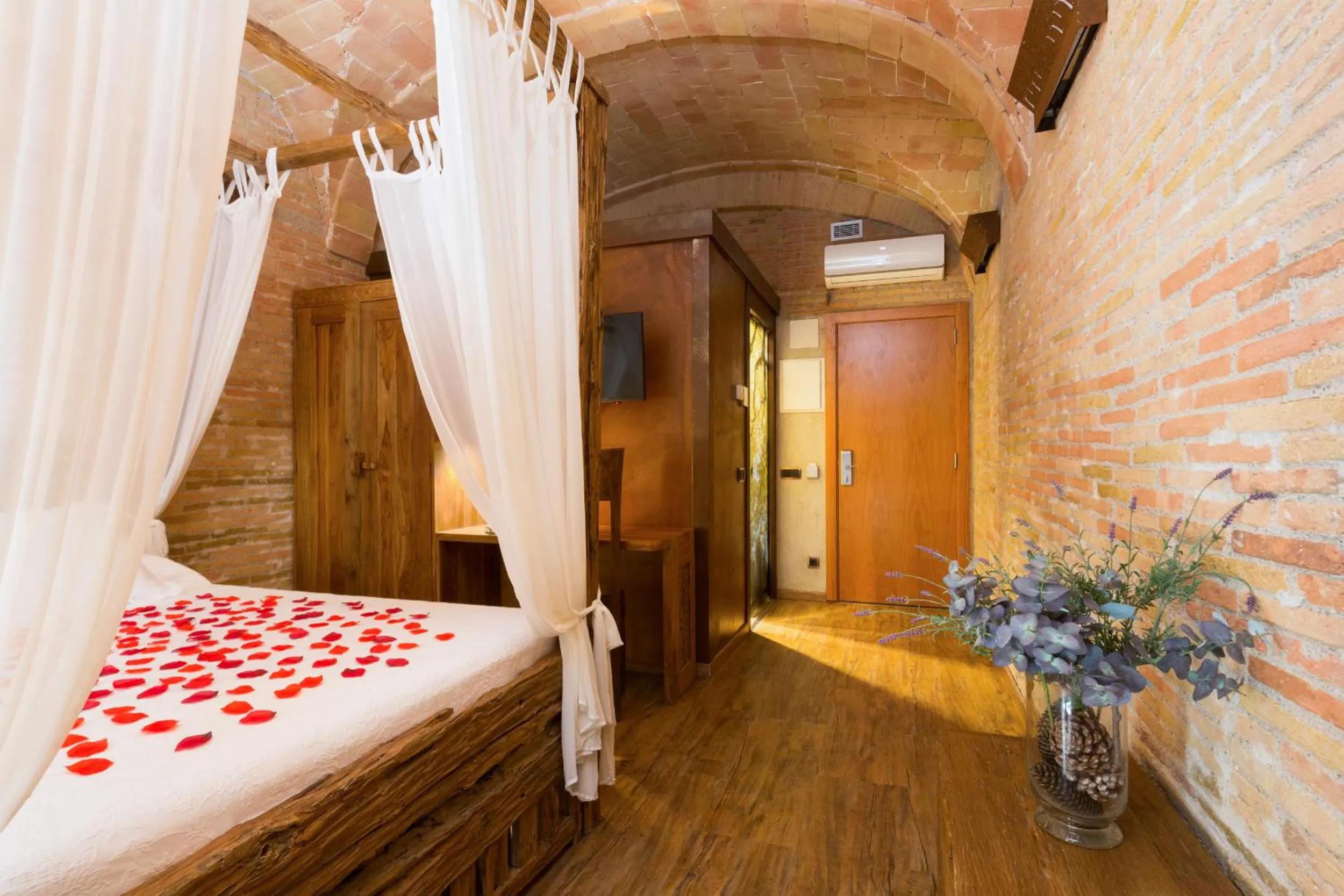 Photo of the whole room, Bed in Hotel Històric