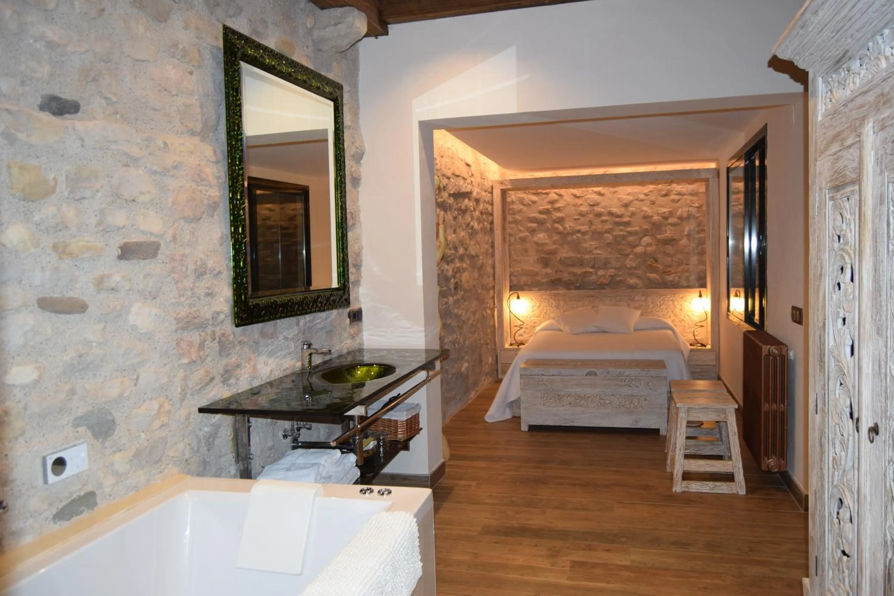 Photo of the whole room, Bed in Hotel Històric