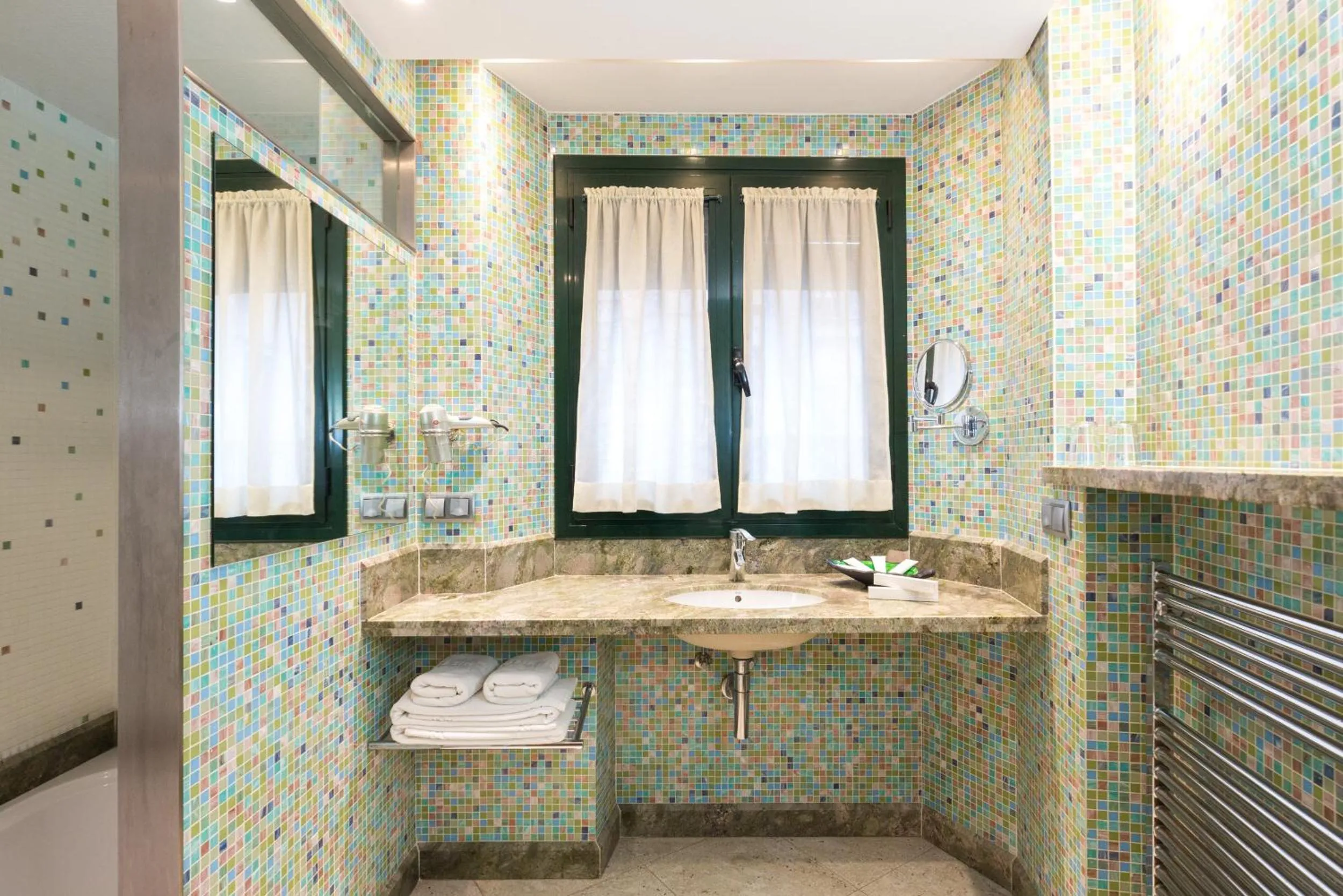 Bathroom in Hotel Històric