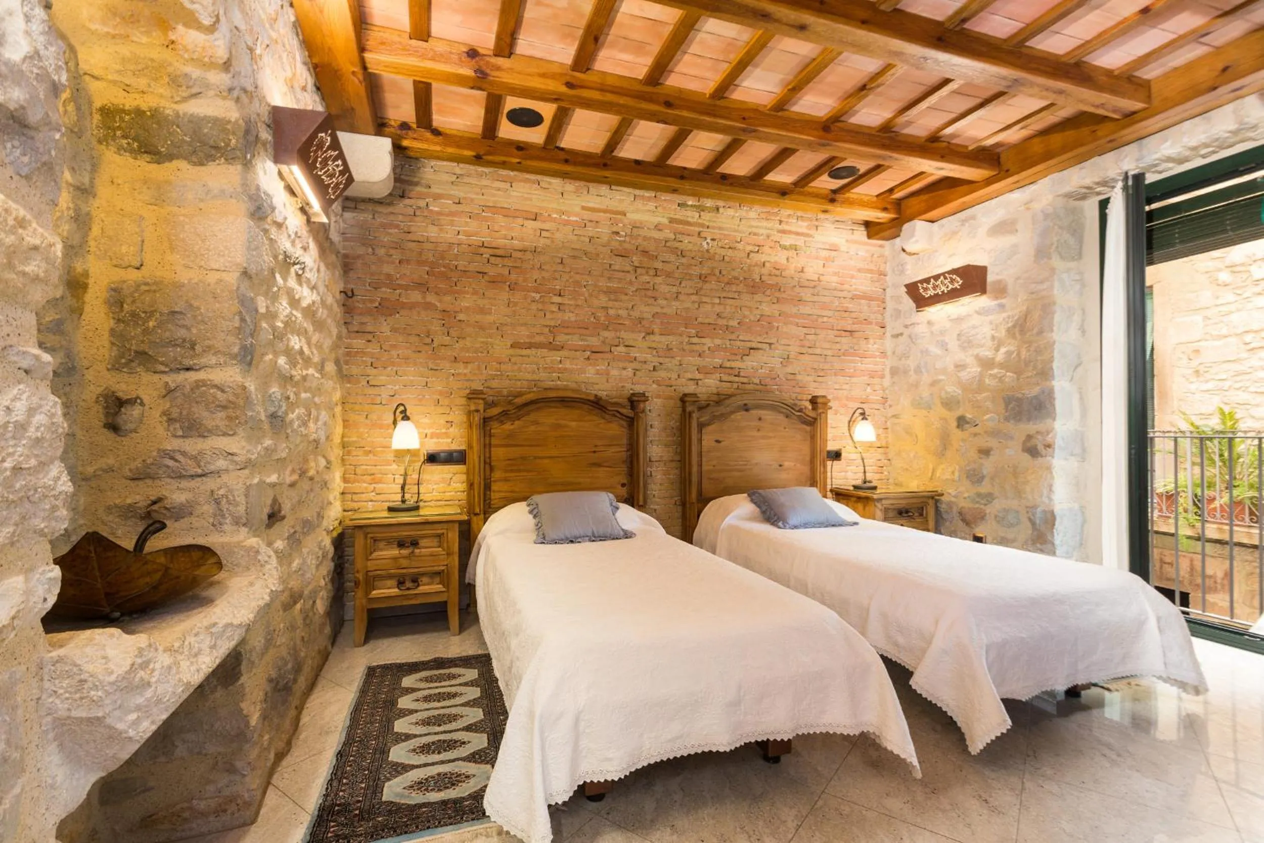 Photo of the whole room, Bed in Hotel Històric
