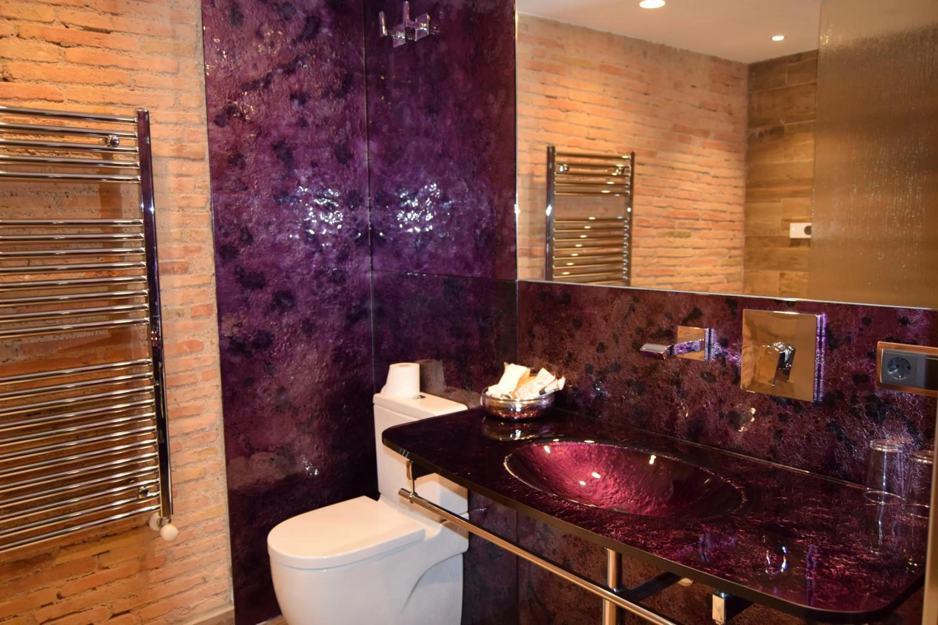 Toilet in Hotel Històric