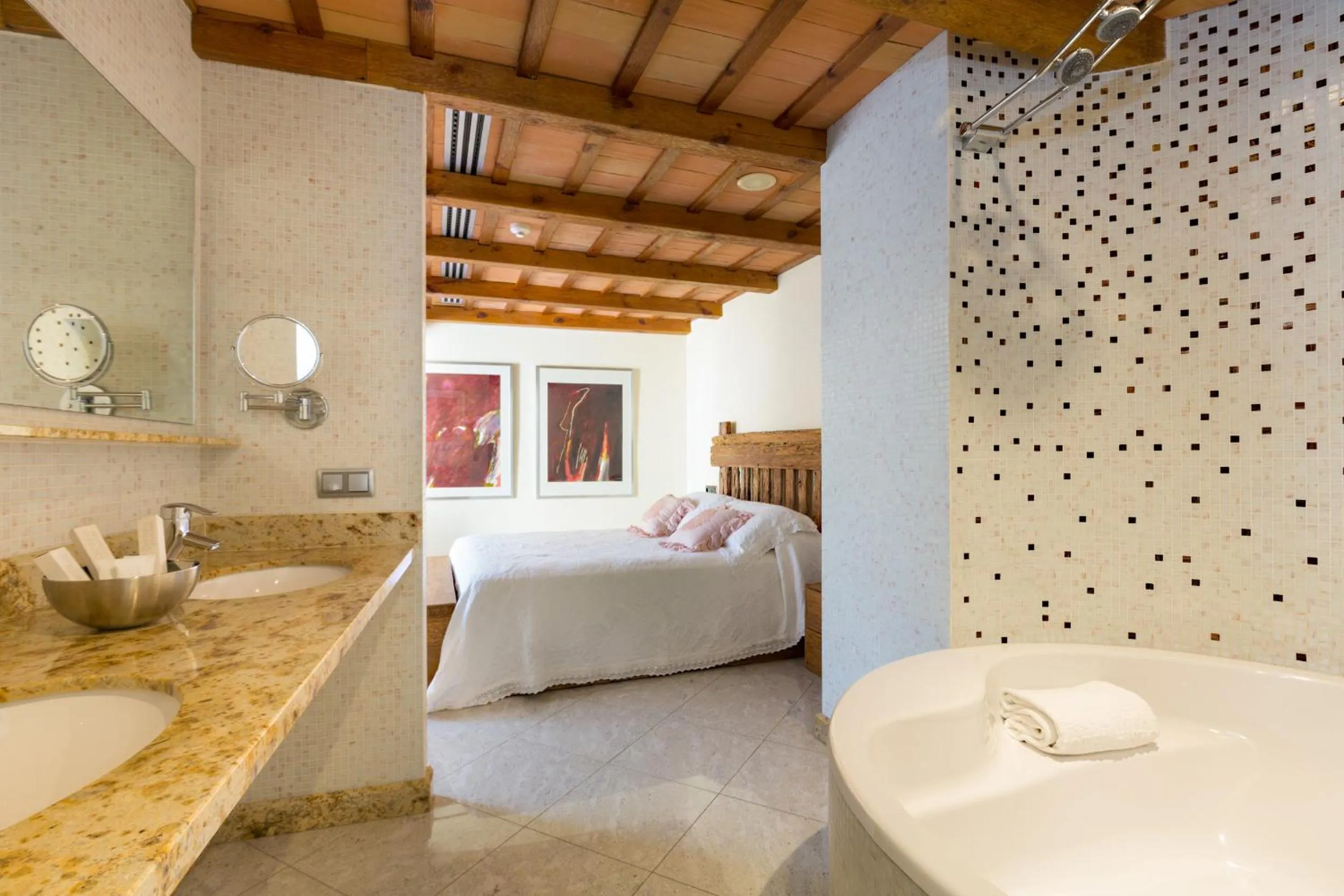 Photo of the whole room, Bed in Hotel Històric