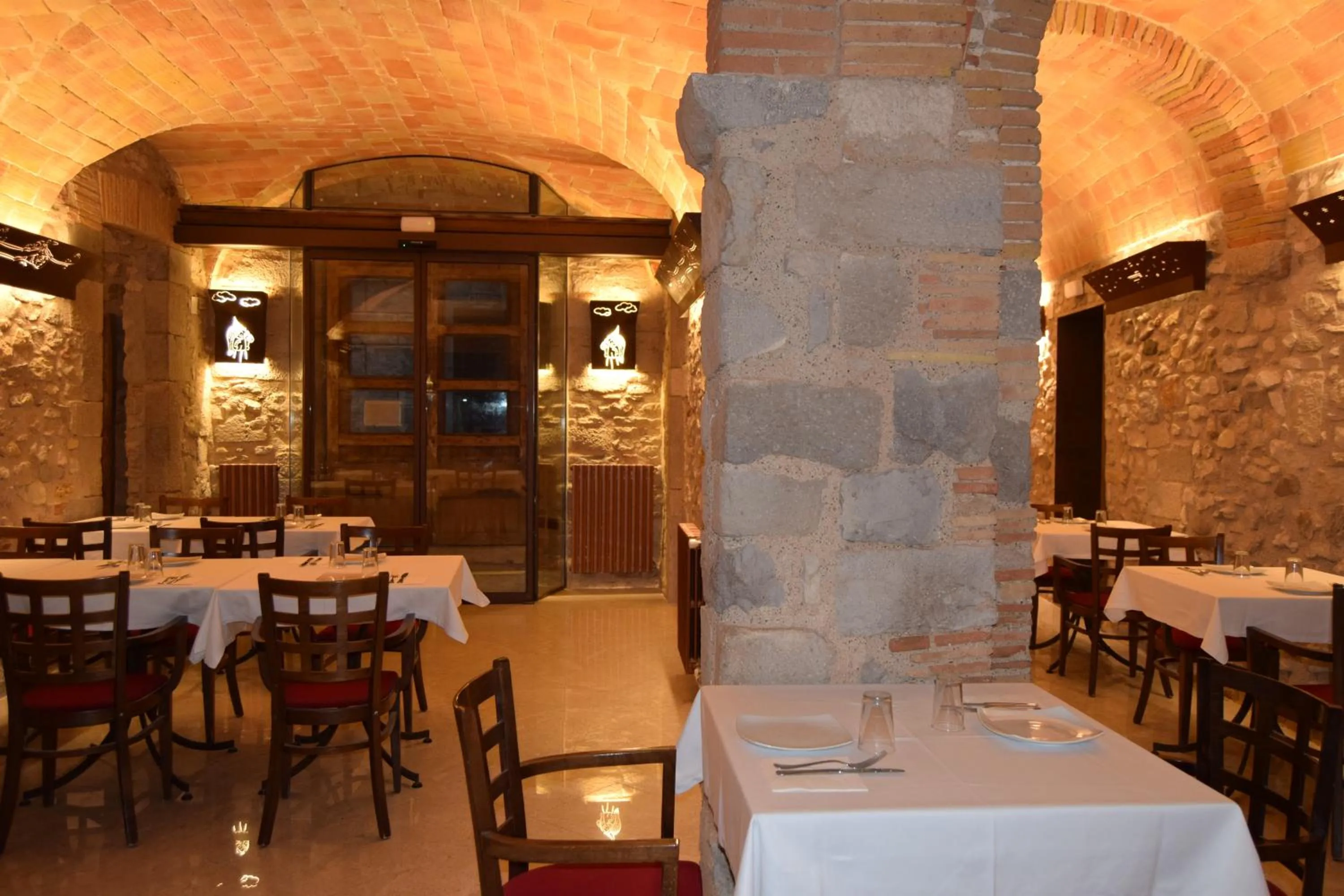 Restaurant/places to eat in Hotel Històric