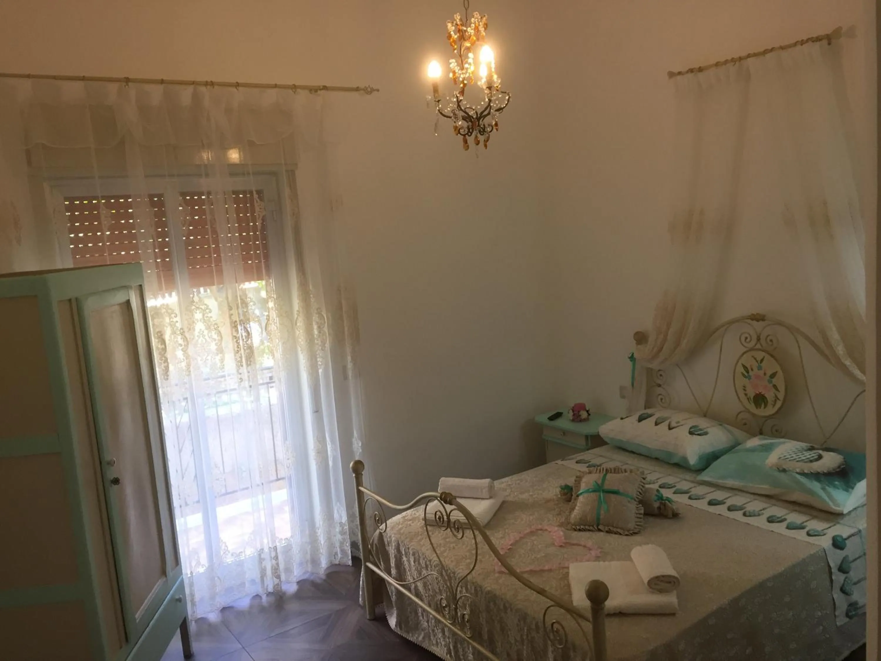 Bed in Chic & Beauty