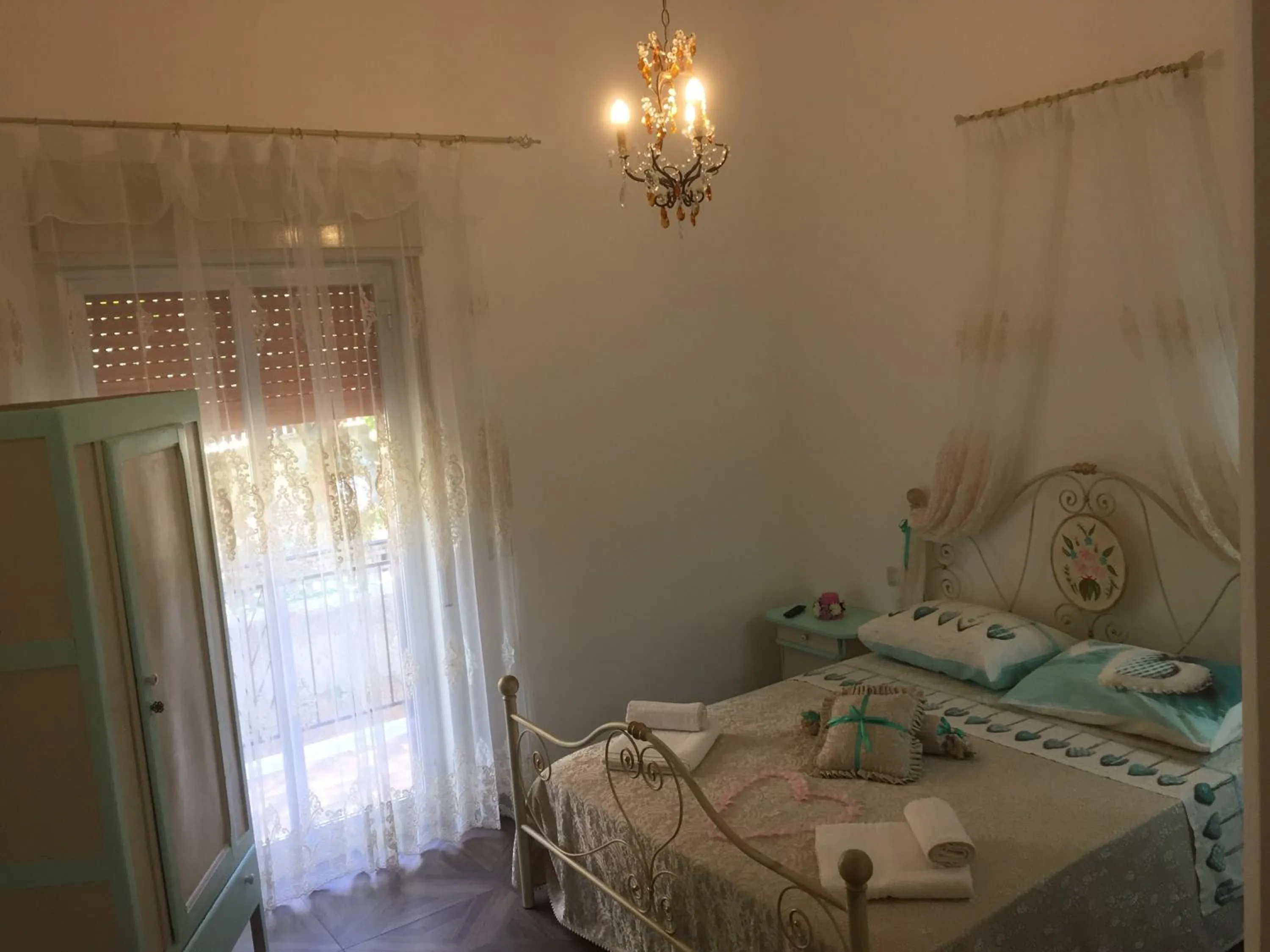 Bed in Chic & Beauty