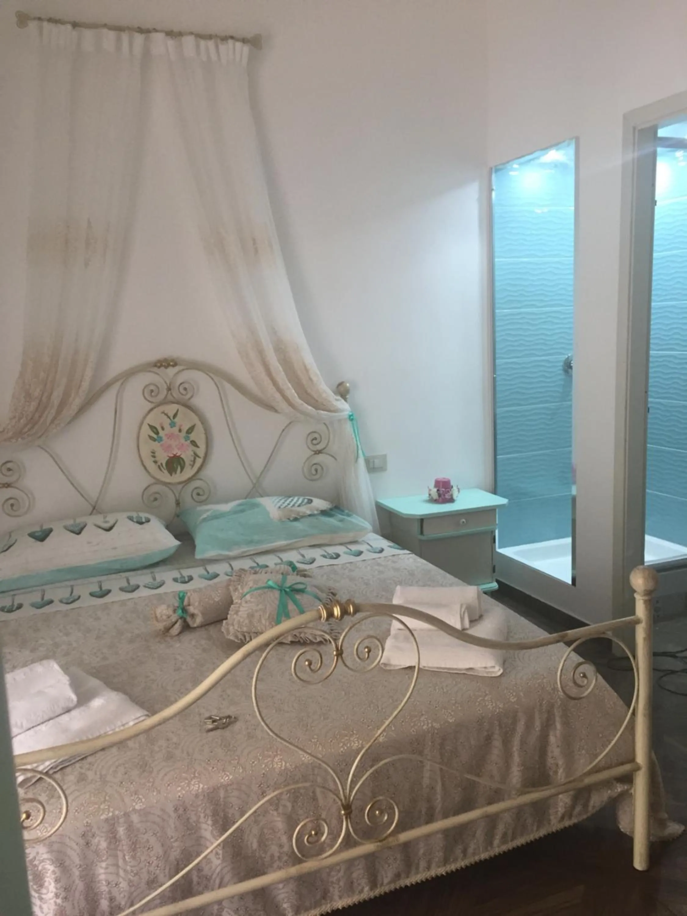 Bed in Chic & Beauty