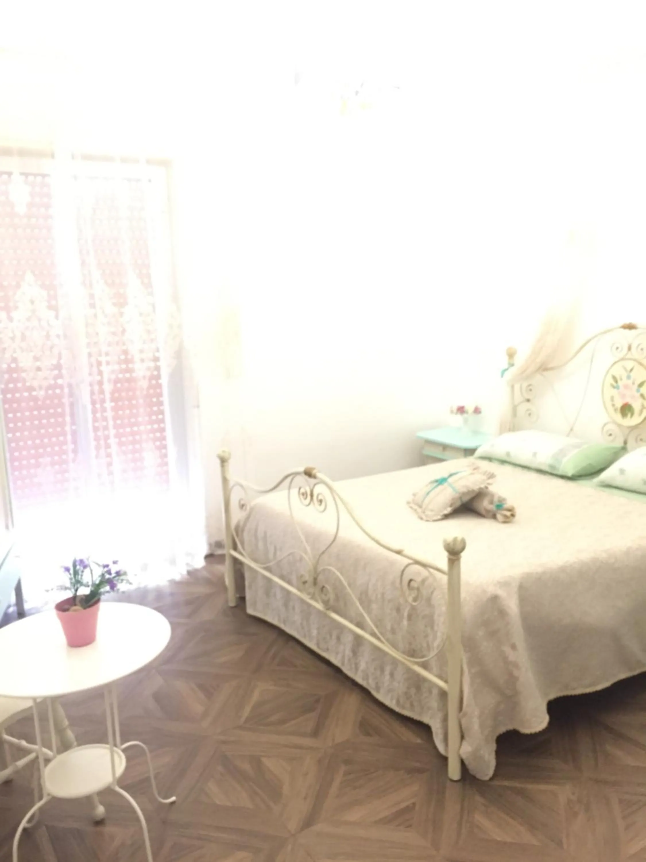 Bed in Chic & Beauty