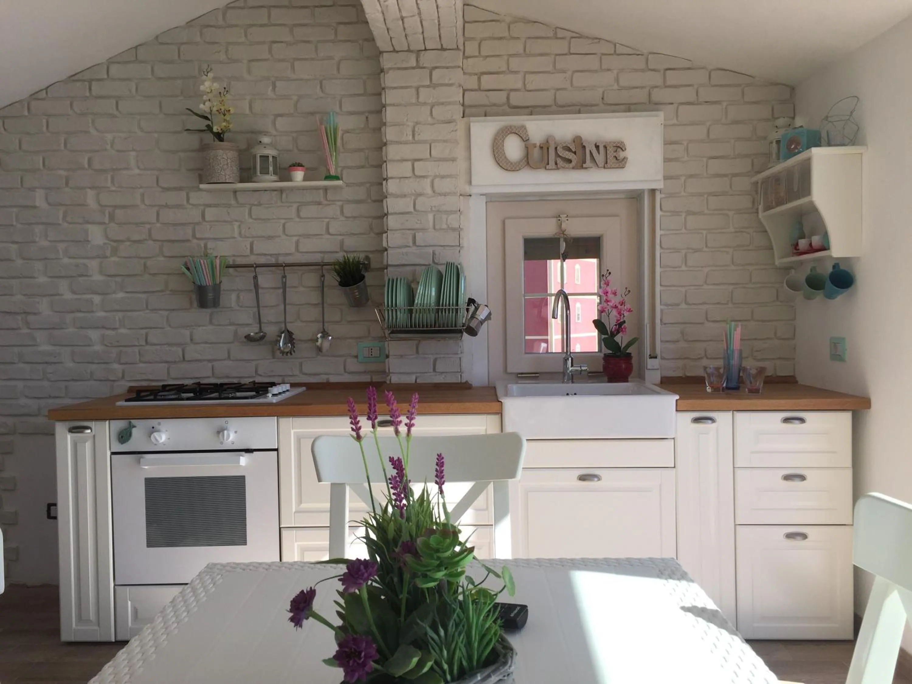 Kitchen or kitchenette in Chic & Beauty