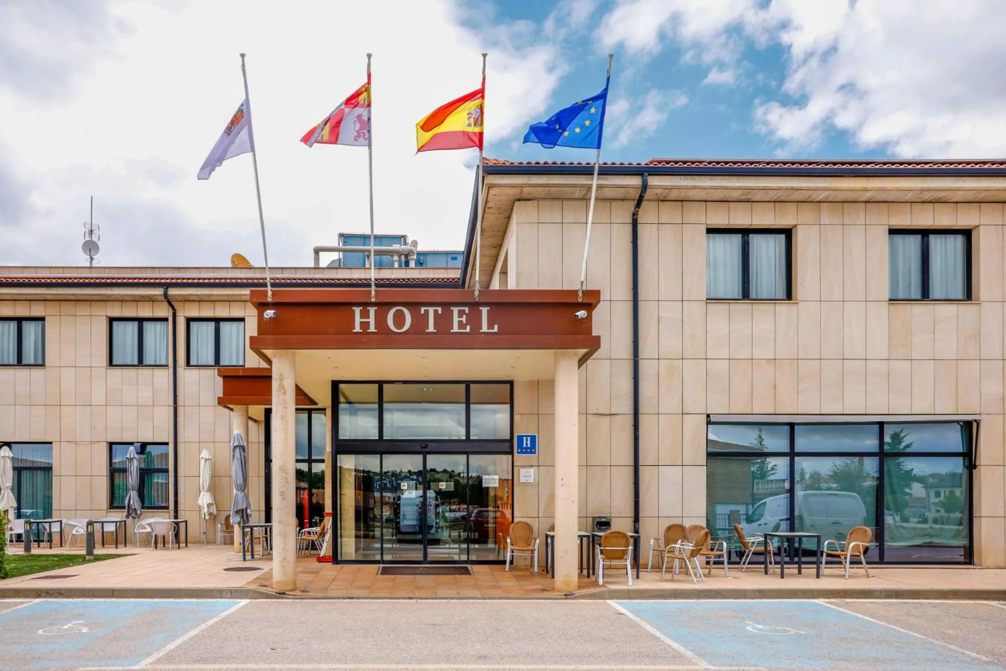 Facade/entrance in Hotel Villa De Almazan
