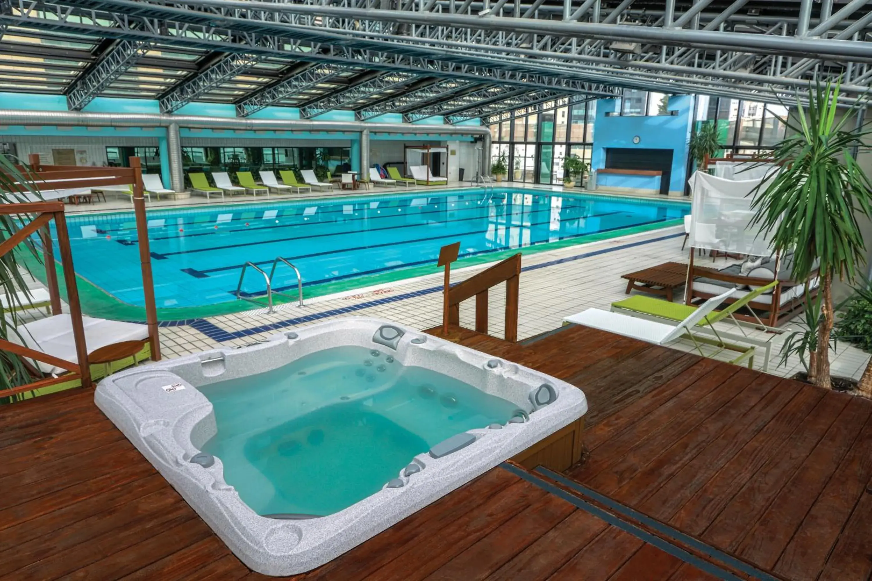 Swimming pool in Radisson Montevideo Victoria Plaza Hotel Swimming pool in Radisson Montevideo Victoria Plaza Hotel