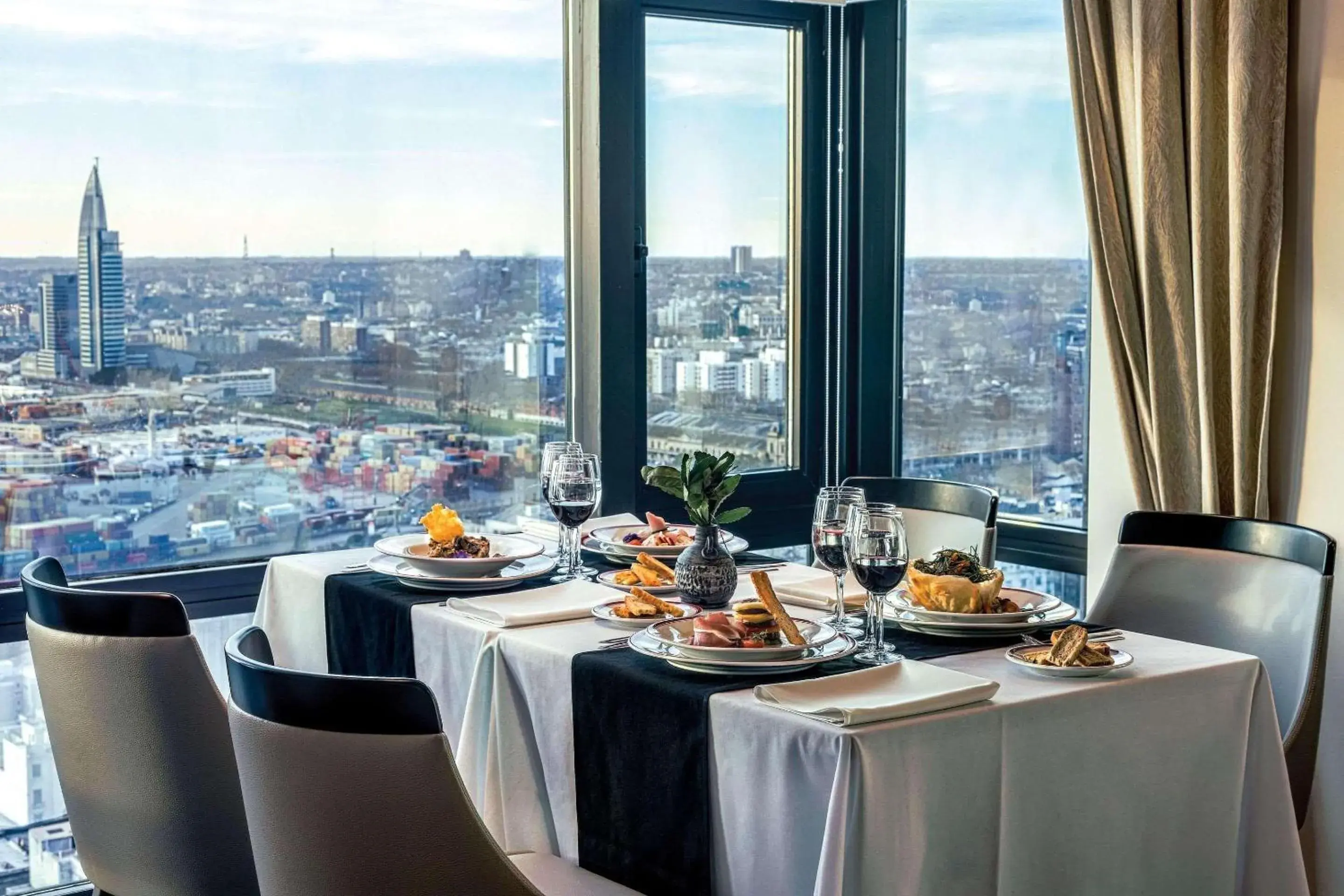 Restaurant/places to eat in Radisson Montevideo Victoria Plaza Hotel Restaurant/places to eat in Radisson Montevideo Victoria Plaza Hotel